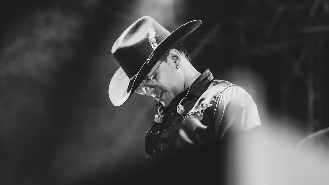 El artista compartió escenario con miles de asistentes en Málaga, Santander, en una noche en la que interpretó su repertorio de música popular. - crédito @yeison_jimenez/Instagram