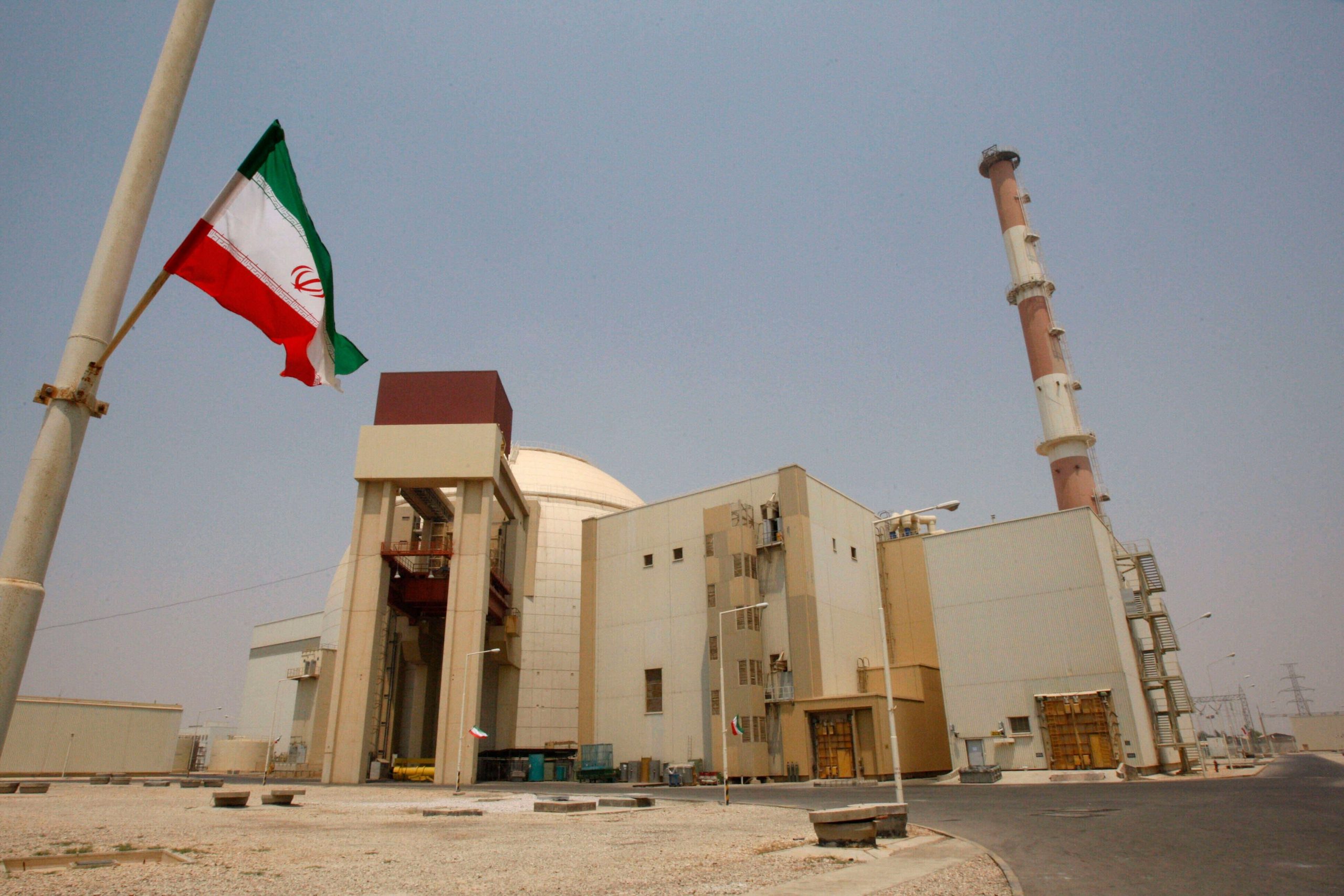 Una bandera iraní frente al reactor nuclear de Bushehr en Irán el 21 de agosto del 2010. (AP foto/Vahid Salemi)
