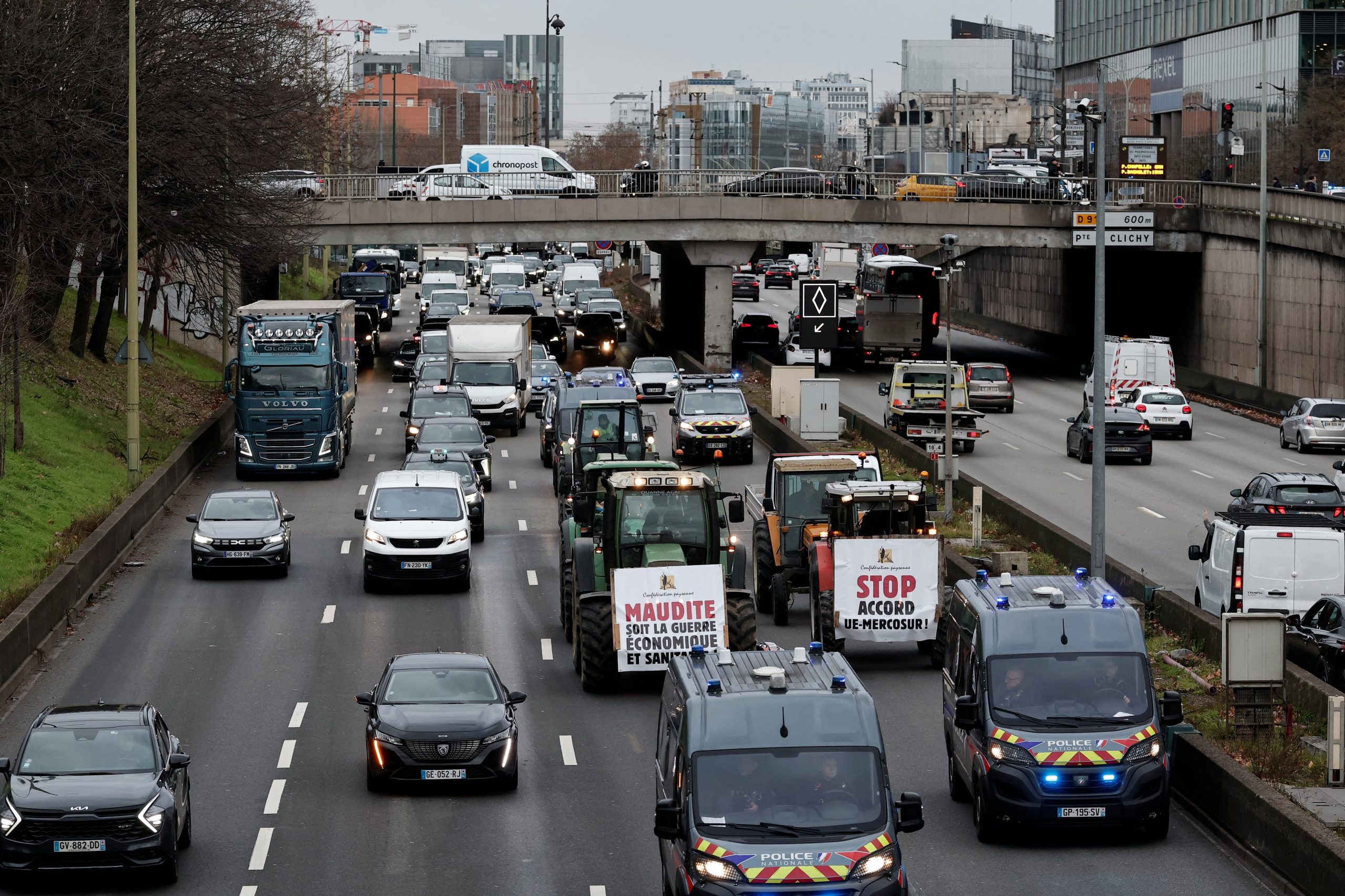 Agricultores franceses de la Confederación Campesina conducen lentamente sus tractores por la circunvalación de París durante una protesta de 