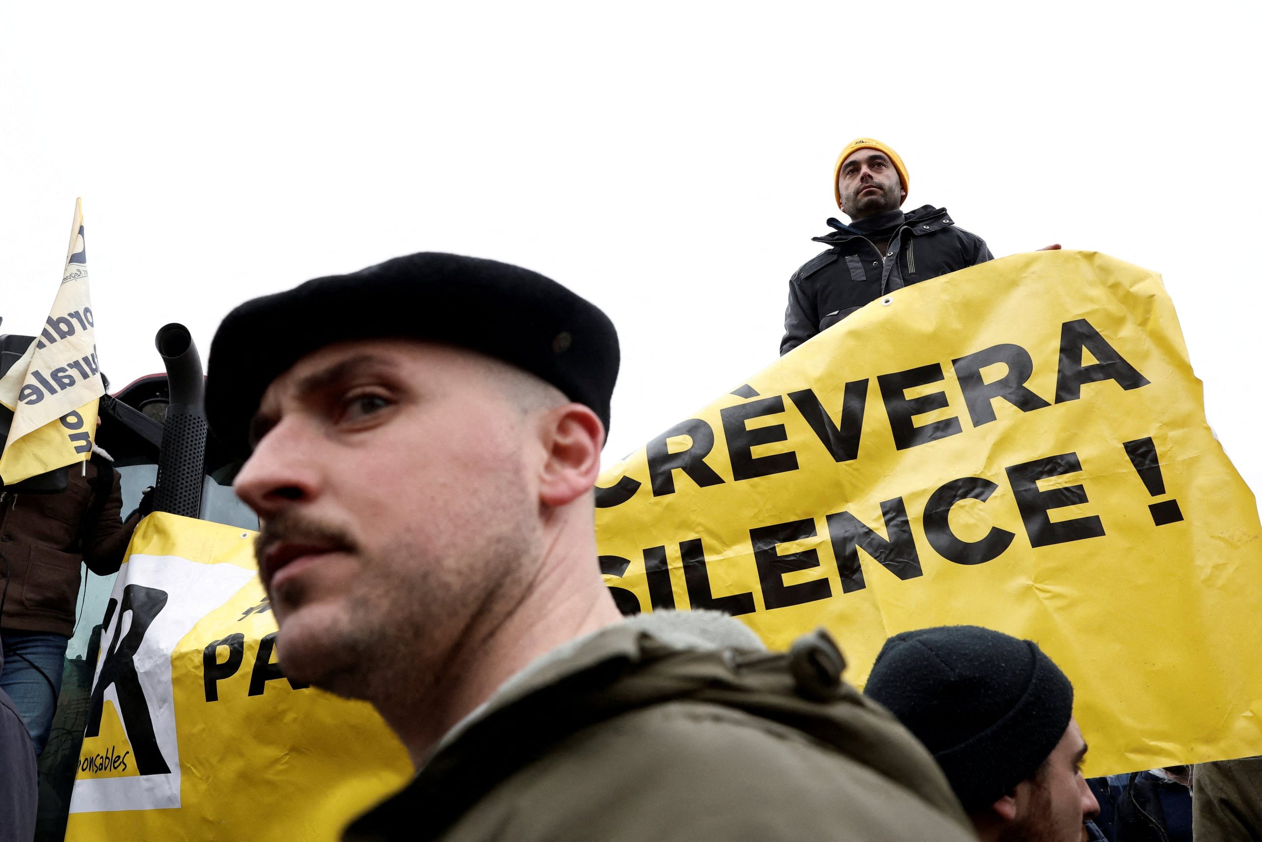 Agricultores franceses, miembros de la Coordinación Rural (CR), muestran una pancarta mientras asisten a una protesta contra la gestión del gobierno del acuerdo de libre comercio entre la UE y el Mercosur y el manejo del brote de dermatosis nodular contagiosa, en París, Francia, el 8 de enero de 2026. REUTERS/Benoit Tessier/Foto de archivo