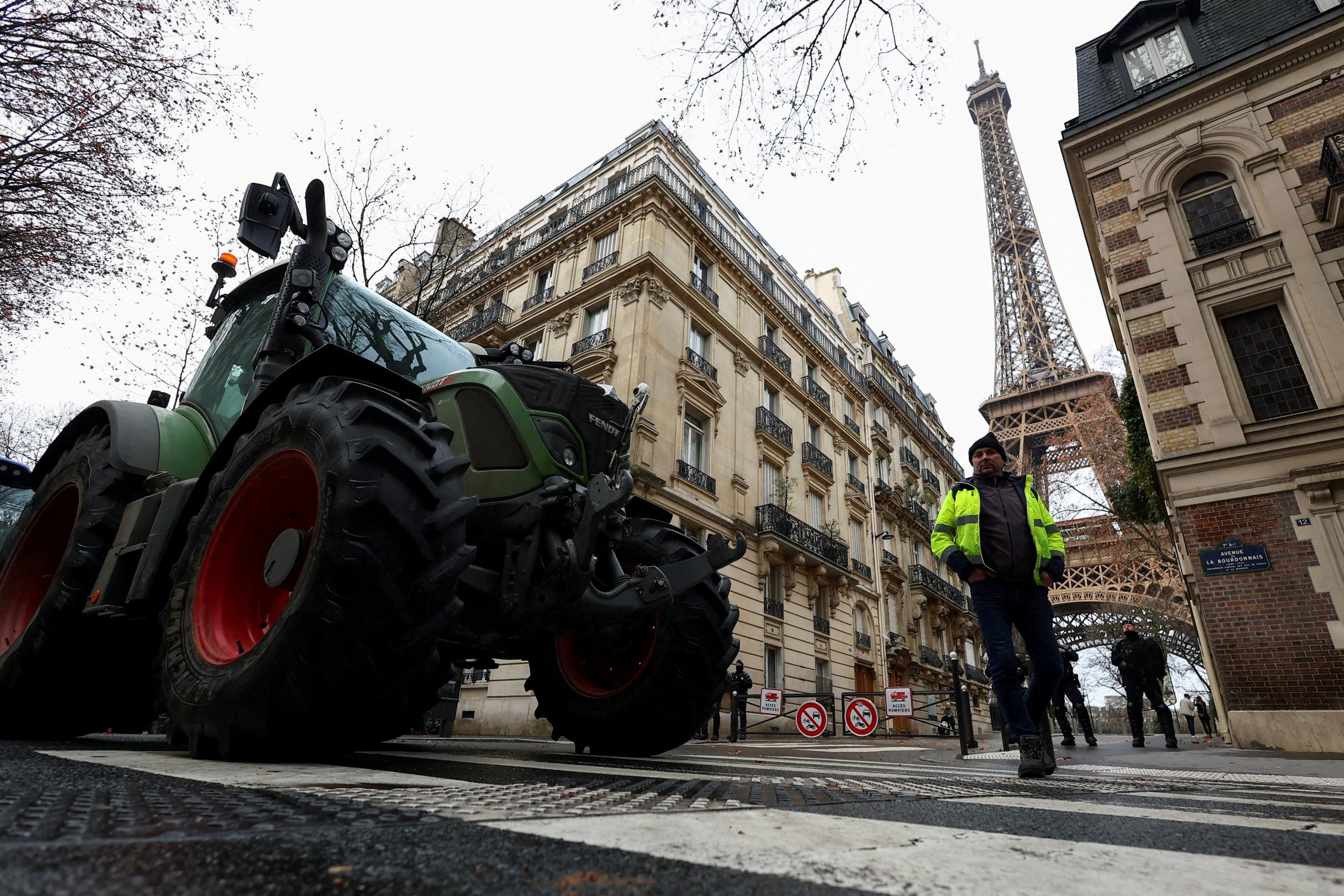 Agentes de policía junto a tractores bloquean una carretera cerca de la Torre Eiffel, mientras agricultores franceses protestan contra el manejo del gobierno del acuerdo de libre comercio entre la UE y el Mercosur y el manejo del brote de la enfermedad de la piel nodular, en París, Francia, el 8 de enero de 2026. REUTERS/Gonzalo Fuentes/Foto de archivo