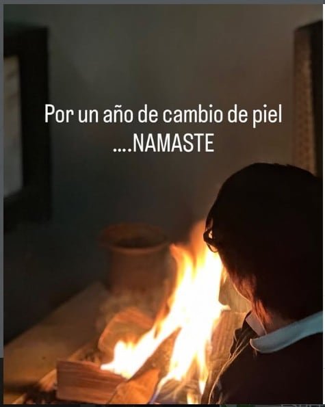 La cantante mexicana acompaña su foto junto a una fogata con el texto 'Por un año de cambio de piel… namaste', alimentando las especulaciones (IG)