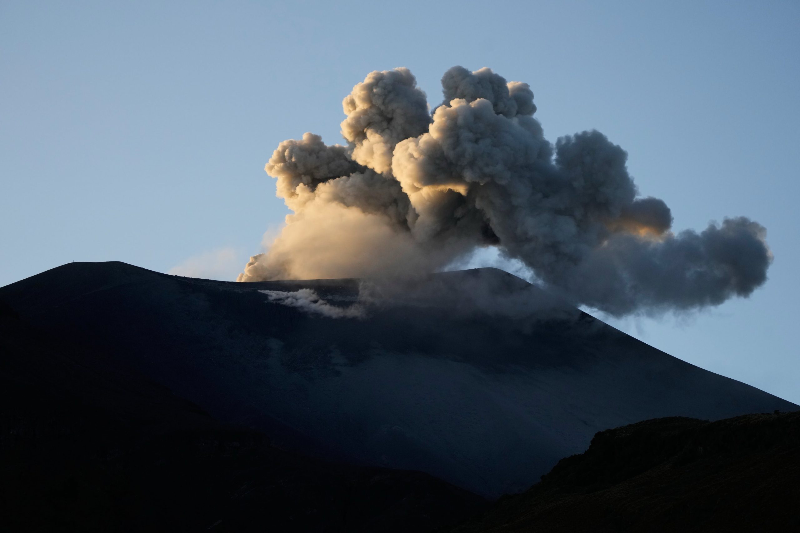 La cadena volcánica Los Coconucos presenta emisiones de gases, razón por la cual se insiste en mantener distancia de los cráteres activos- crédito Fernando Vergara/AP Foto