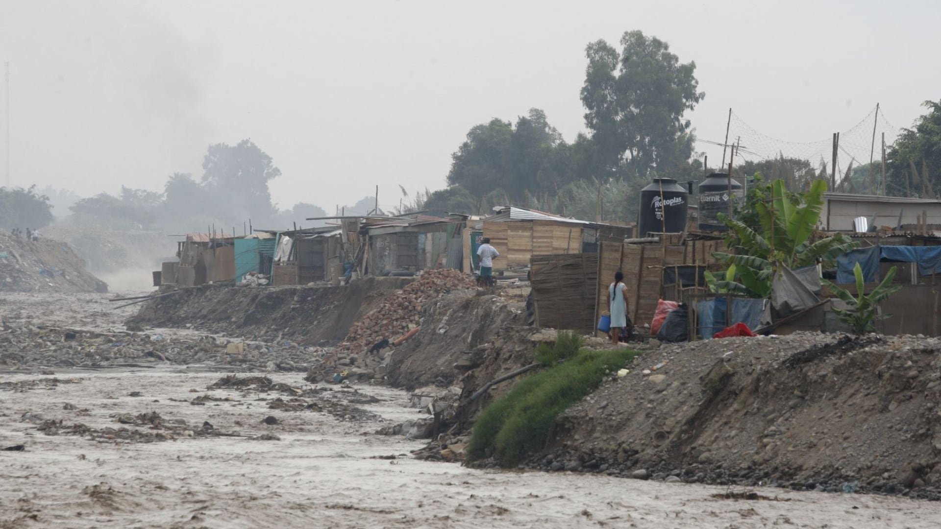 El Río Chillón, vital para la región de Lima, ha visto un aumento significativo en su caudal, alcanzando el umbral amarillo. Foto: Andina