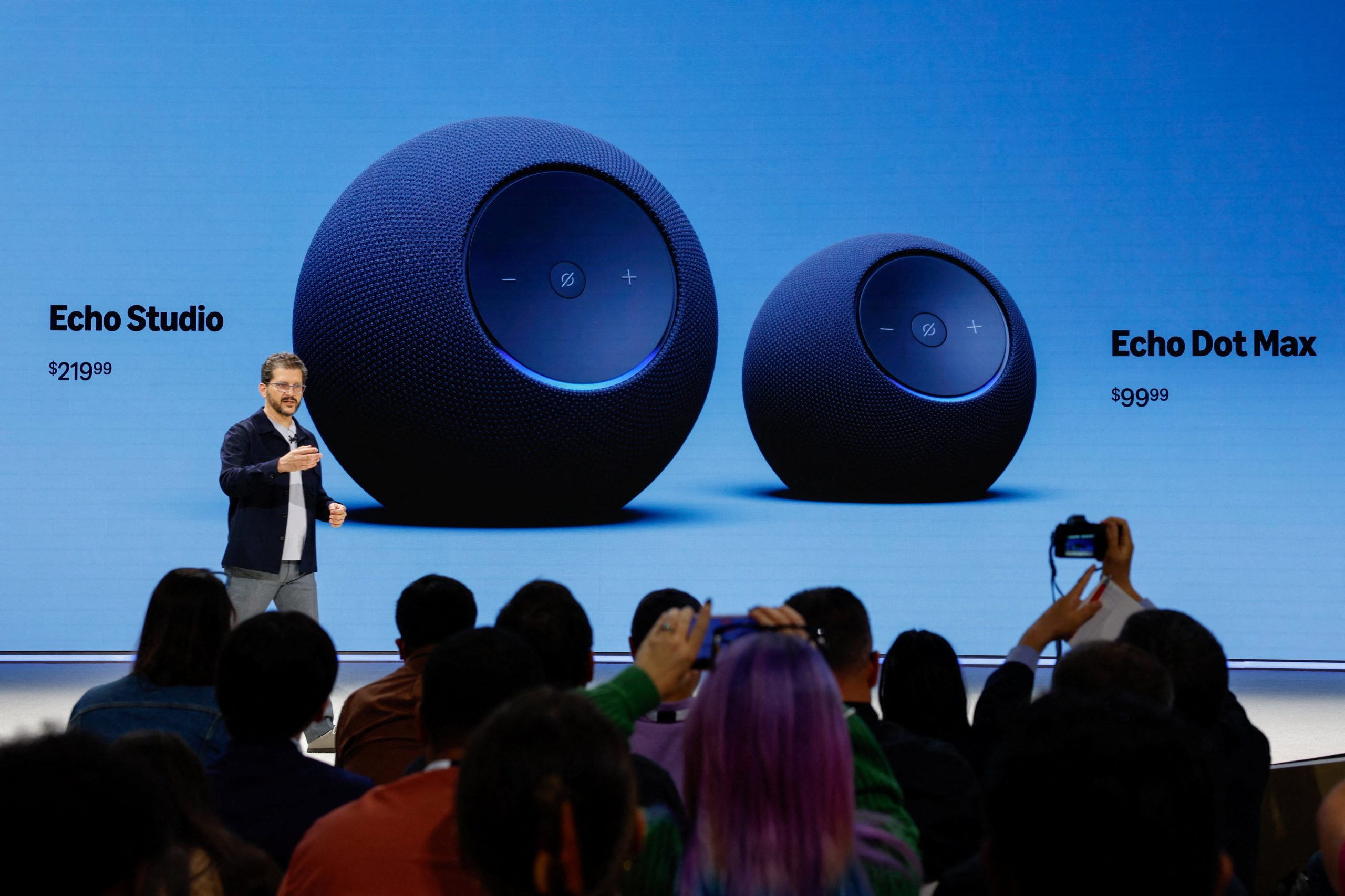 Daniel Rausch, vicepresidente de Alexa y Echo, anuncia Echo Studio y Echo Dot Max durante un evento de Amazon que presenta nuevos productos en la ciudad de Nueva York. 

 REUTERS/Kylie Cooper