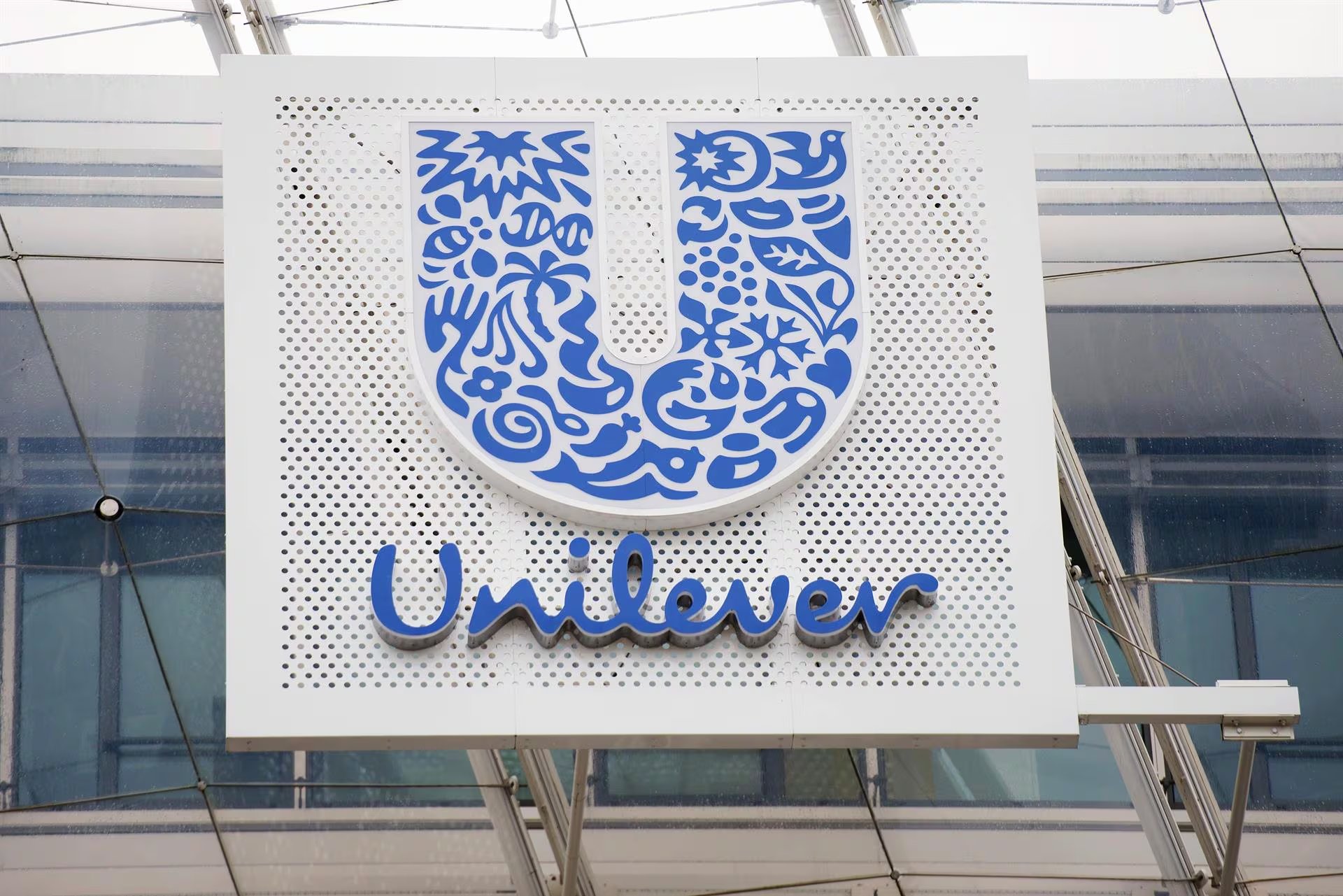 La operación de compra entre Alicorp y Unilever está sujeta a la aprobación de autoridades regulatorias en Colombia y Ecuador, marcando un hito en el mercado andino de bienes de consumo.