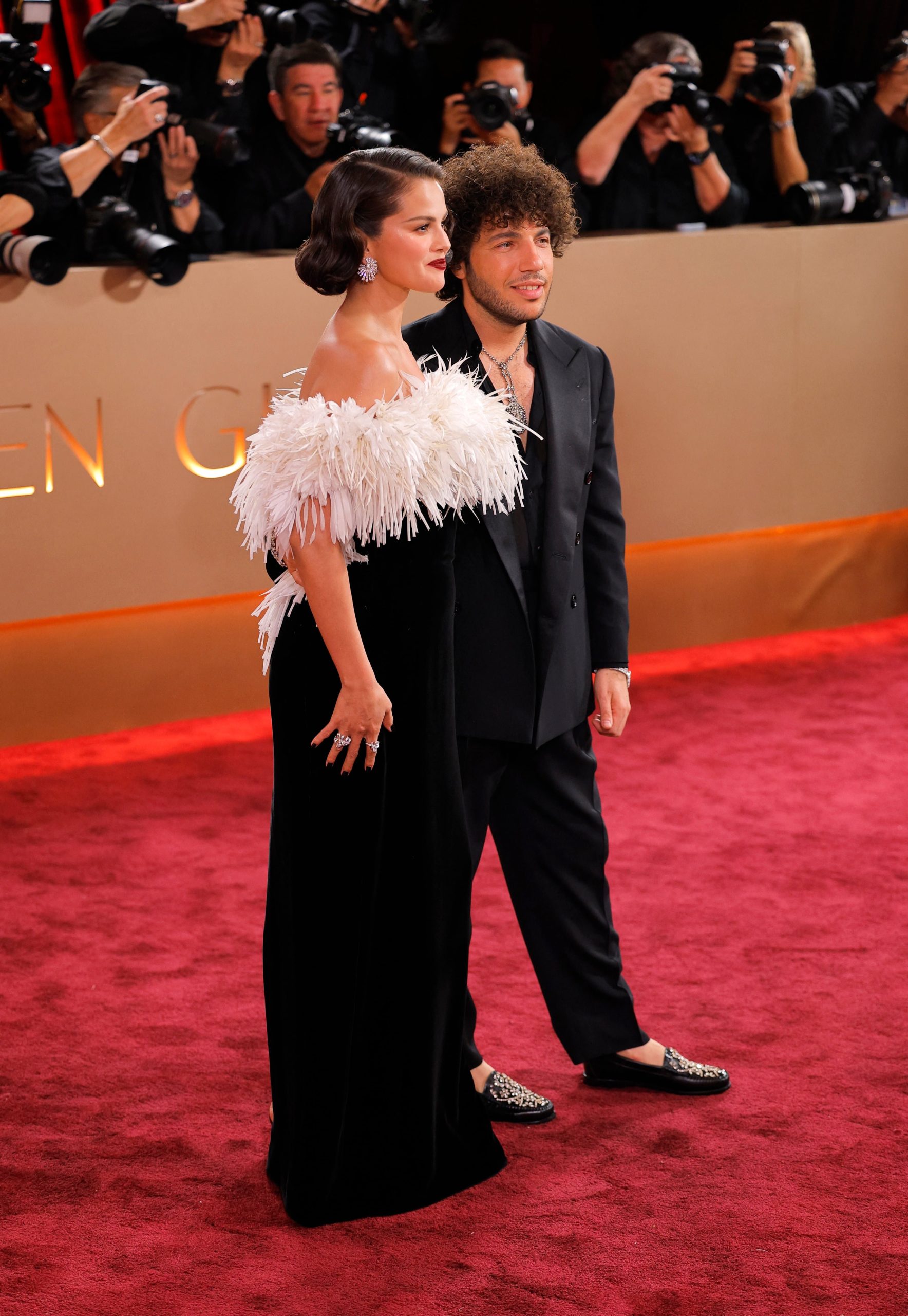 Benny Blanco apostó por una elegancia relajada y detalles metálicos en su atuendo para acompañar a Selena Gomez (REUTERS/Mike Blake)