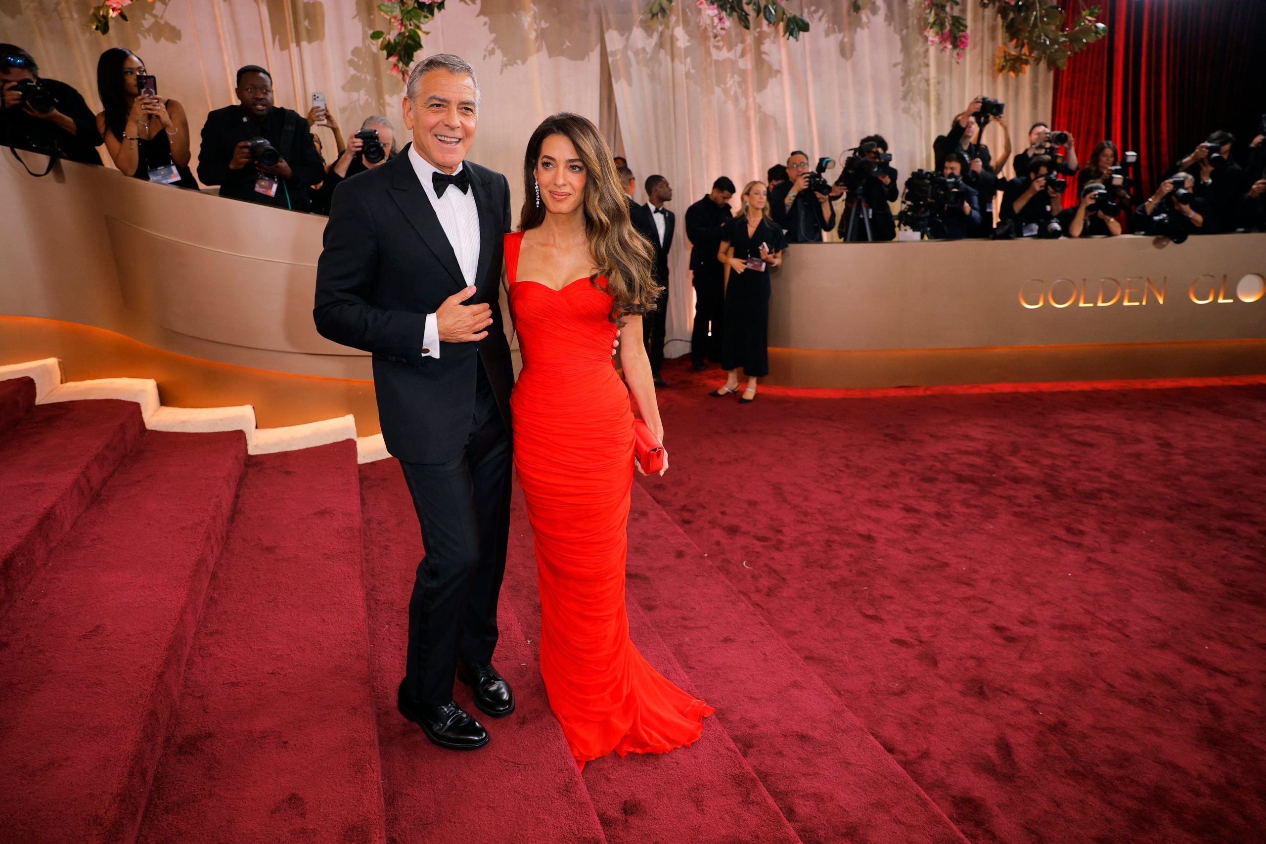 Las referencias a Hollywood clásico y décadas pasadas son sello de Amal Clooney (REUTERS/Mike Blake)