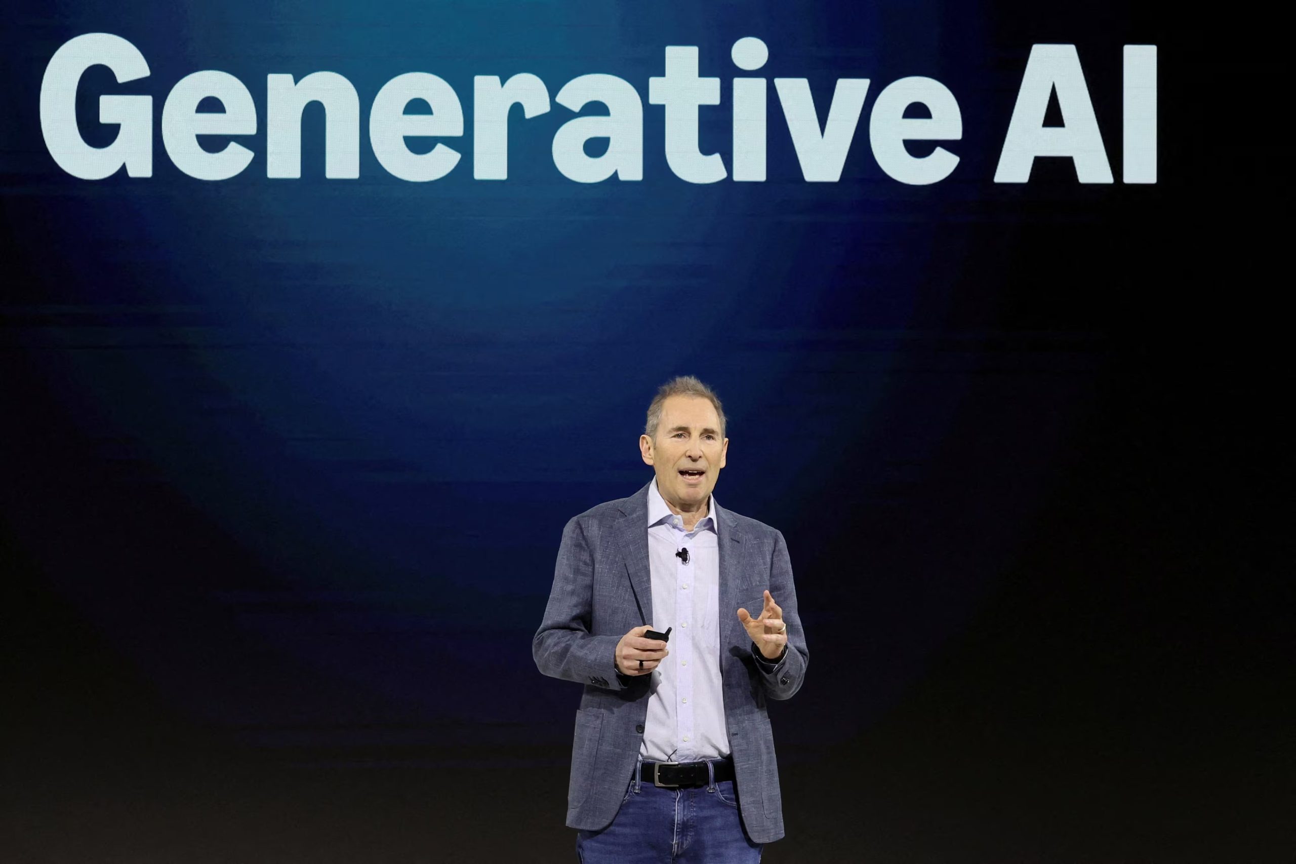 Andy Jassy, CEO de Amazon, atribuye los recortes a la necesidad de simplificar la estructura organizacional tras un crecimiento excesivo. REUTERS/Brendan McDermid