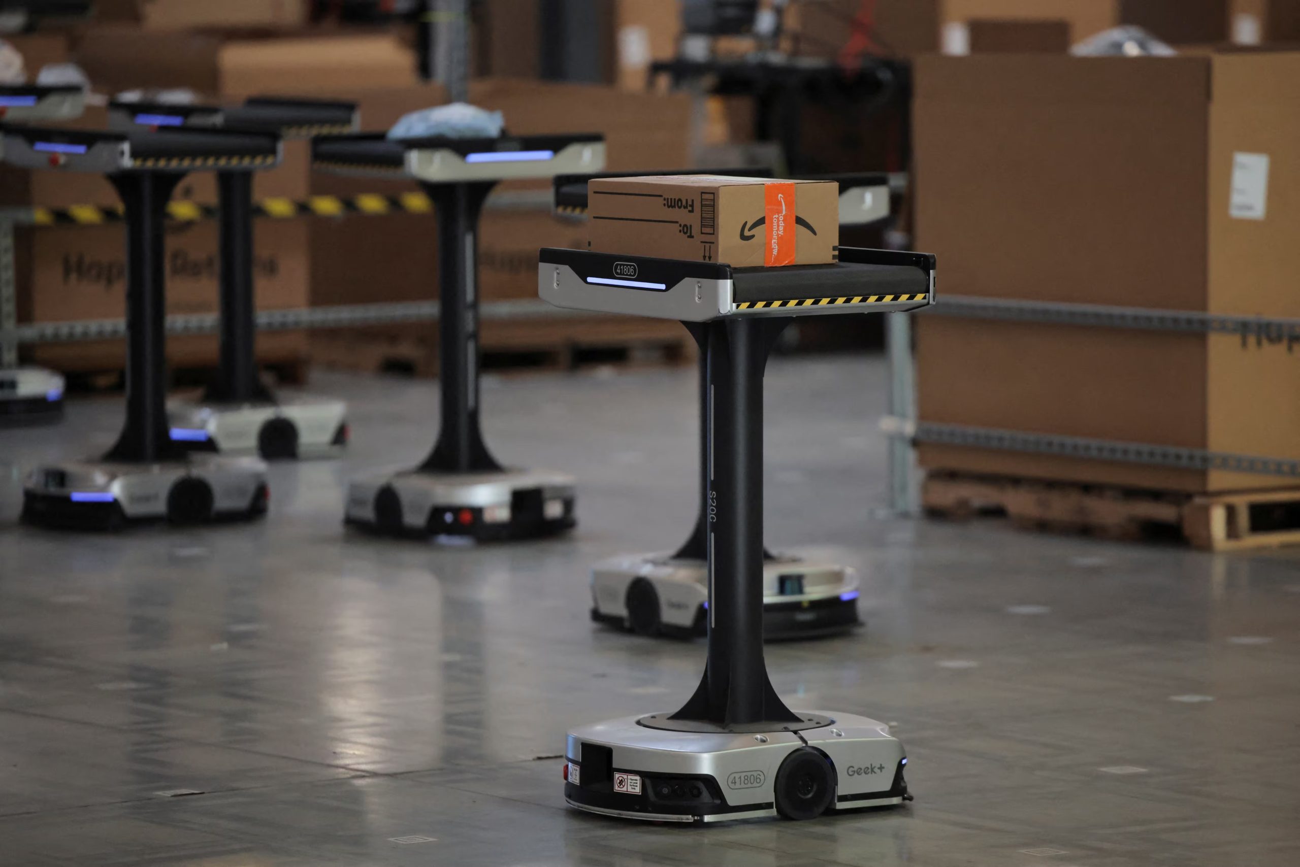 El avance de la inteligencia artificial en Amazon impulsa la automatización de tareas y la reducción progresiva de puestos administrativos. REUTERS/Daniel Cole