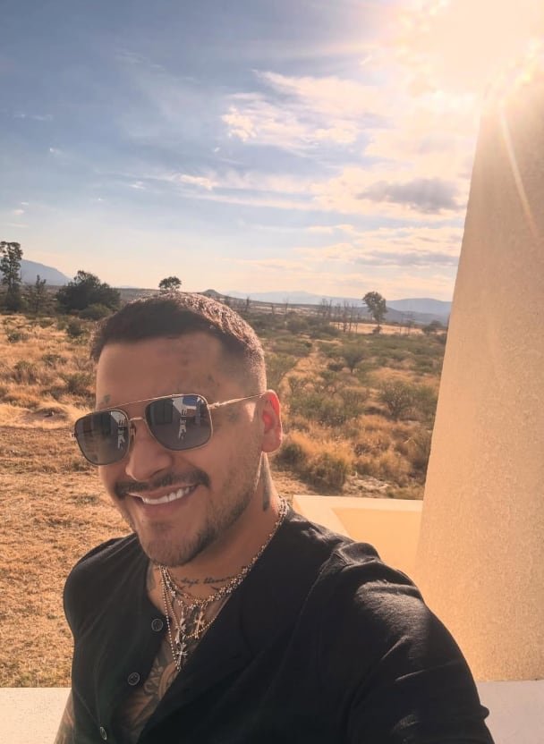 (IG: @angela<em>aguilar</em>)» class=»aligncenter size-full» src=»https://kchcomunicacion.com/wp-content/uploads/2026/01/Angela-Aguilar-y-Christian-Nodal-comparten-fotos-i-1.jpg» style=»width:100%; height:auto; margin-bottom: 20px;»/></p>
<h3>Un refugio con historia en Zacatecas</h3>
<p>Aunque la ubicación exacta se ha mantenido bajo reserva, los rumores sugieren que el inmueble se encuentra en <strong>Zacatecas</strong>. Se especula que la propiedad está situada cerca del legendario rancho <strong>“El Soyate”</strong>, el cual pertenece a la <strong>dinastía Aguilar</strong> y fue el legado de los patriarcas <strong>Antonio Aguilar</strong> y <strong>Flor Sylvestre</strong>. </p>
<p><img decoding=