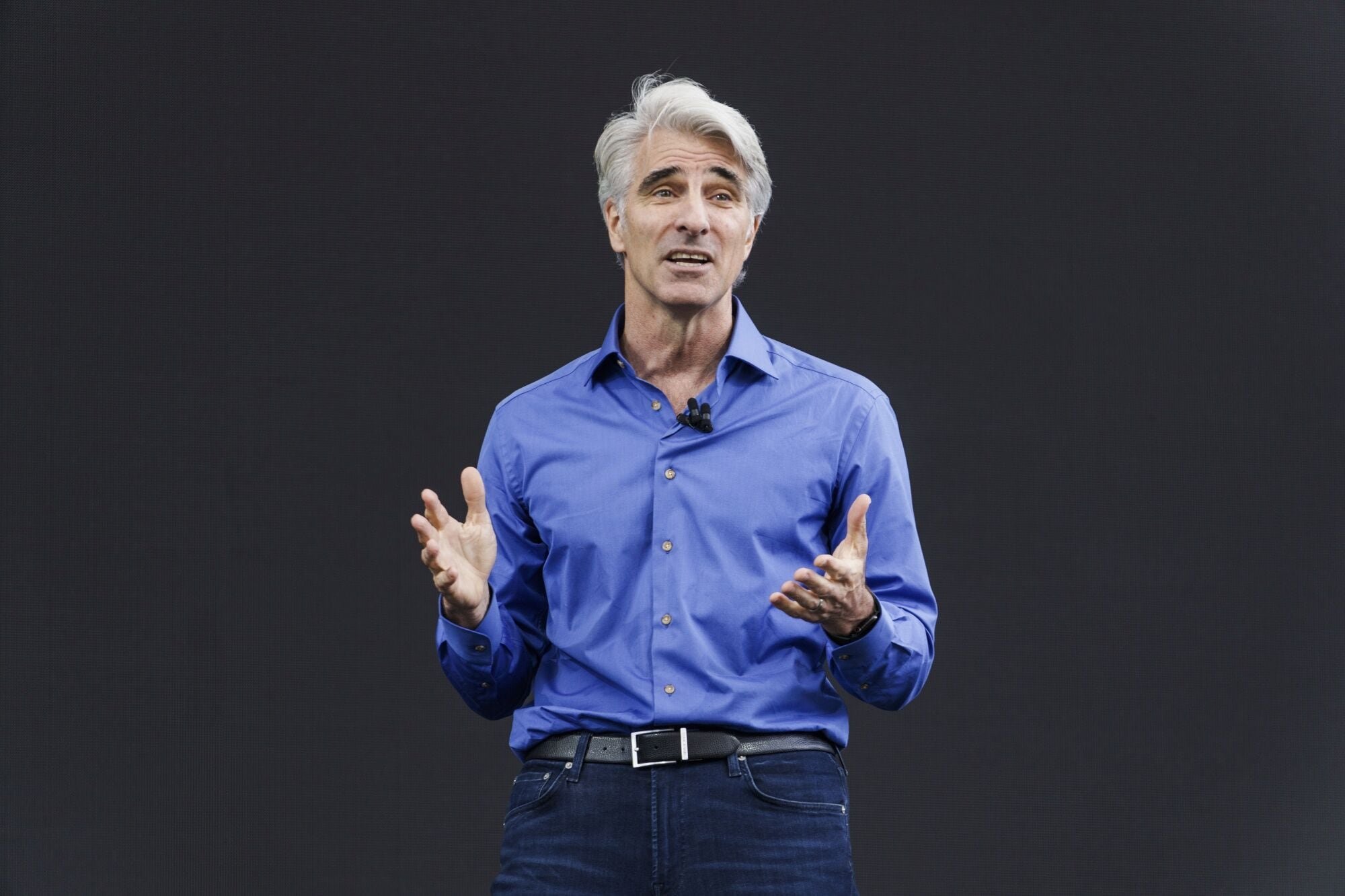 Craig Federighi lidera el desarrollo de software e inteligencia artificial en Apple, mostrando una visión crítica del aprendizaje automático y del gasto en proyectos ambiciosos