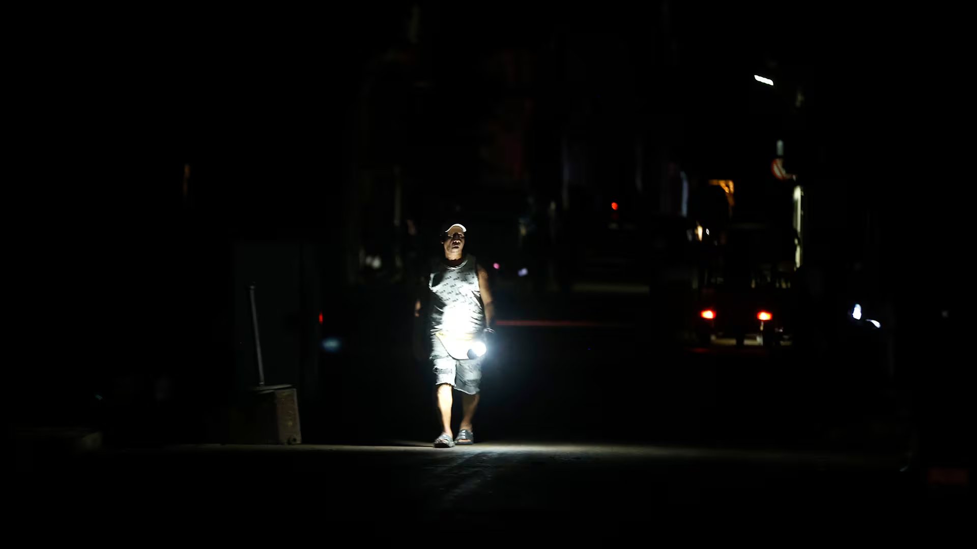 Fotografía fechada el 8 de diciembre de 2025 que muestra una persona caminando por una calle sin electricidad, en La Habana (EFE/Ernesto Mastrascusa)