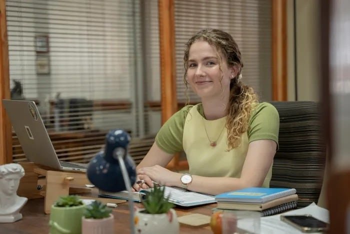 La serie está ambientada en Deluxe Processed Meats, una compañía dedicada a la venta de salchichas procesadas. (Créditos: Showmax)