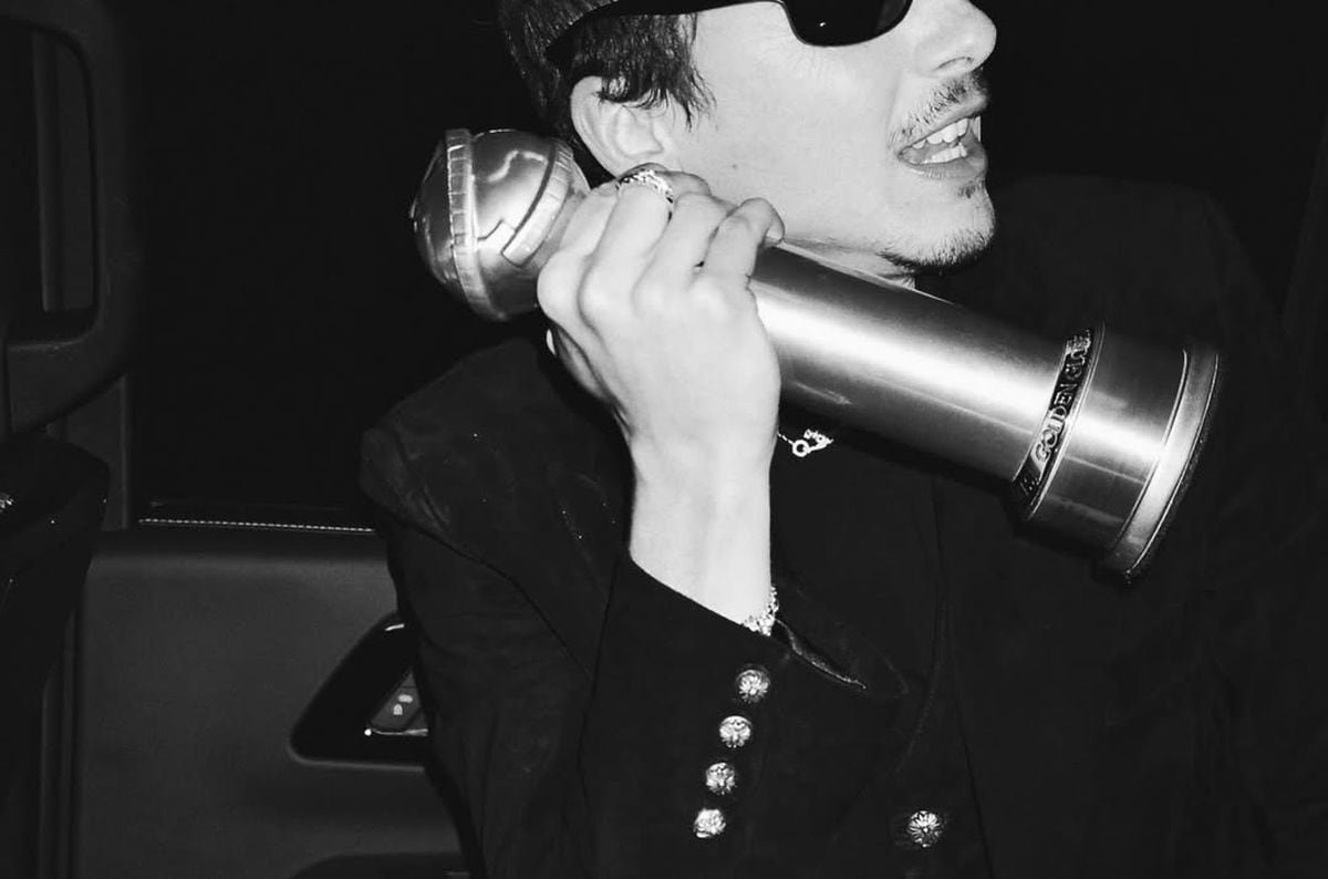 La estrella de 30 años compartió en Instagram imágenes de la gala y expresó su gratitud por el premio a mejor actor en musical o comedia por 