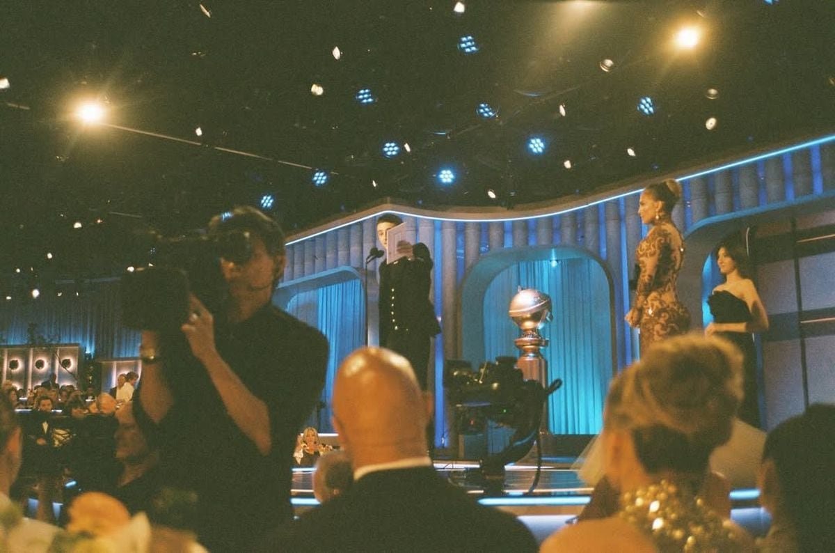 Durante la gala del Beverly Hilton Hotel, la pareja no apareció en la alfombra roja pero compartió gestos de cercanía y afecto dentro del evento (Instagram/@tchalamet)