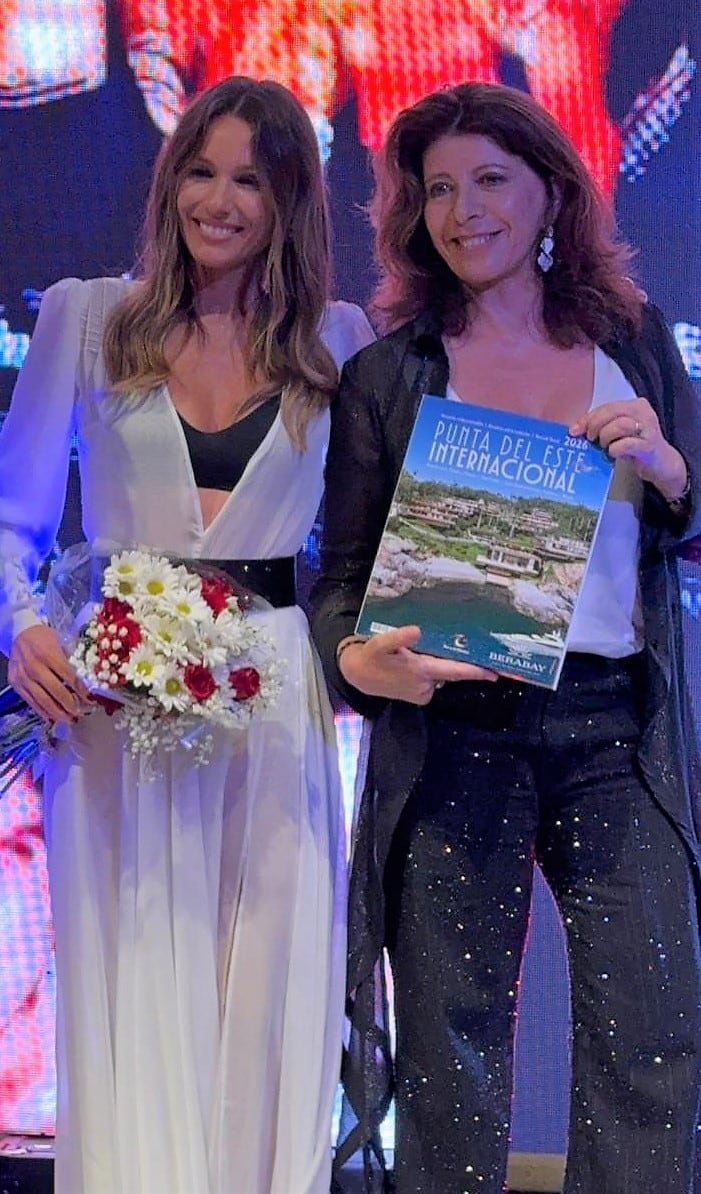 Pampita recibió el Anuario Punta del Este Internacional de manos de su directora, Marisol Nicoletti