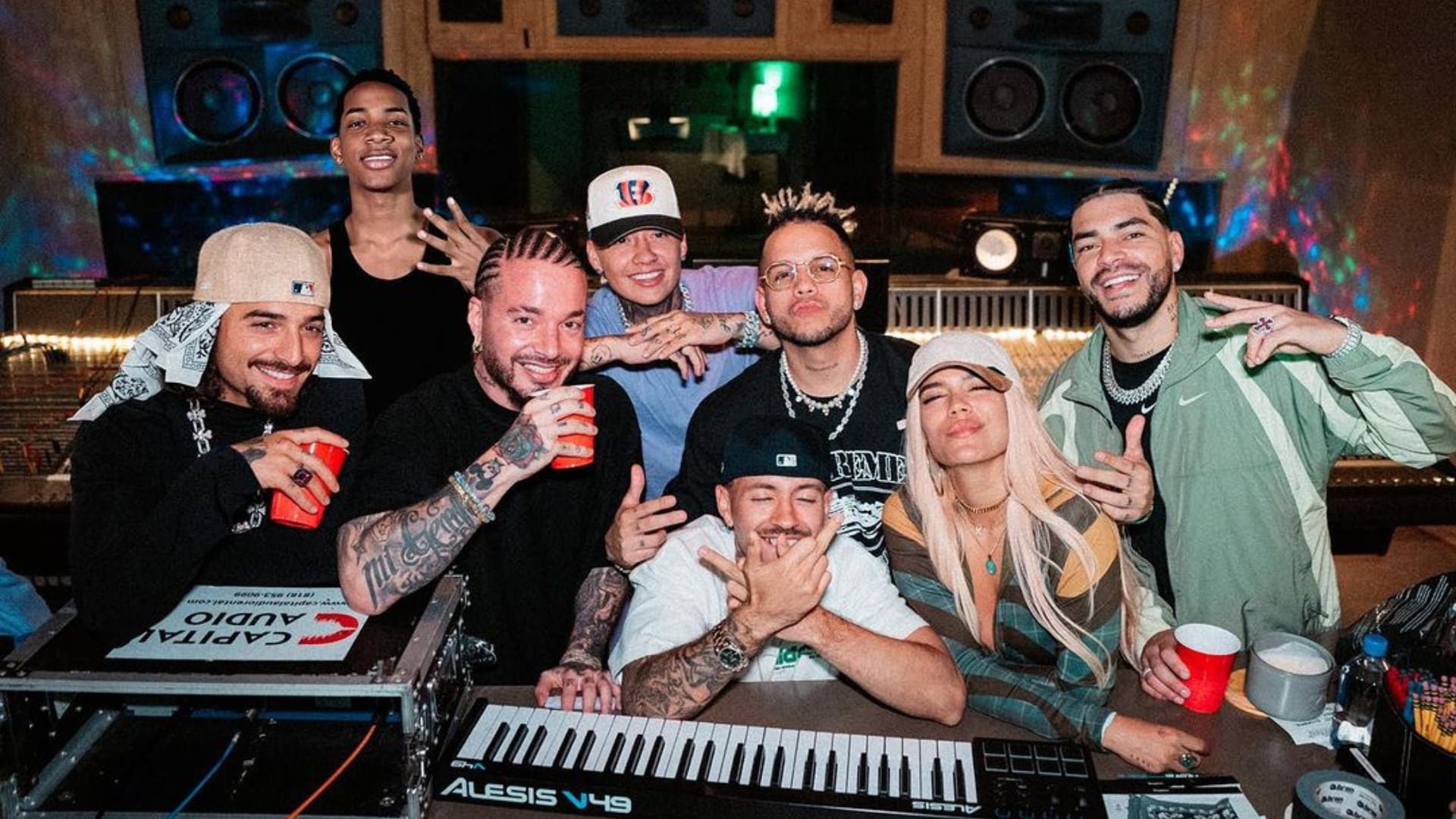 El día que Blessd y Ryan Castro se codearon con los grandes: así fue el ambiente en el estudio de +57 - crédito @karolg/Instagram