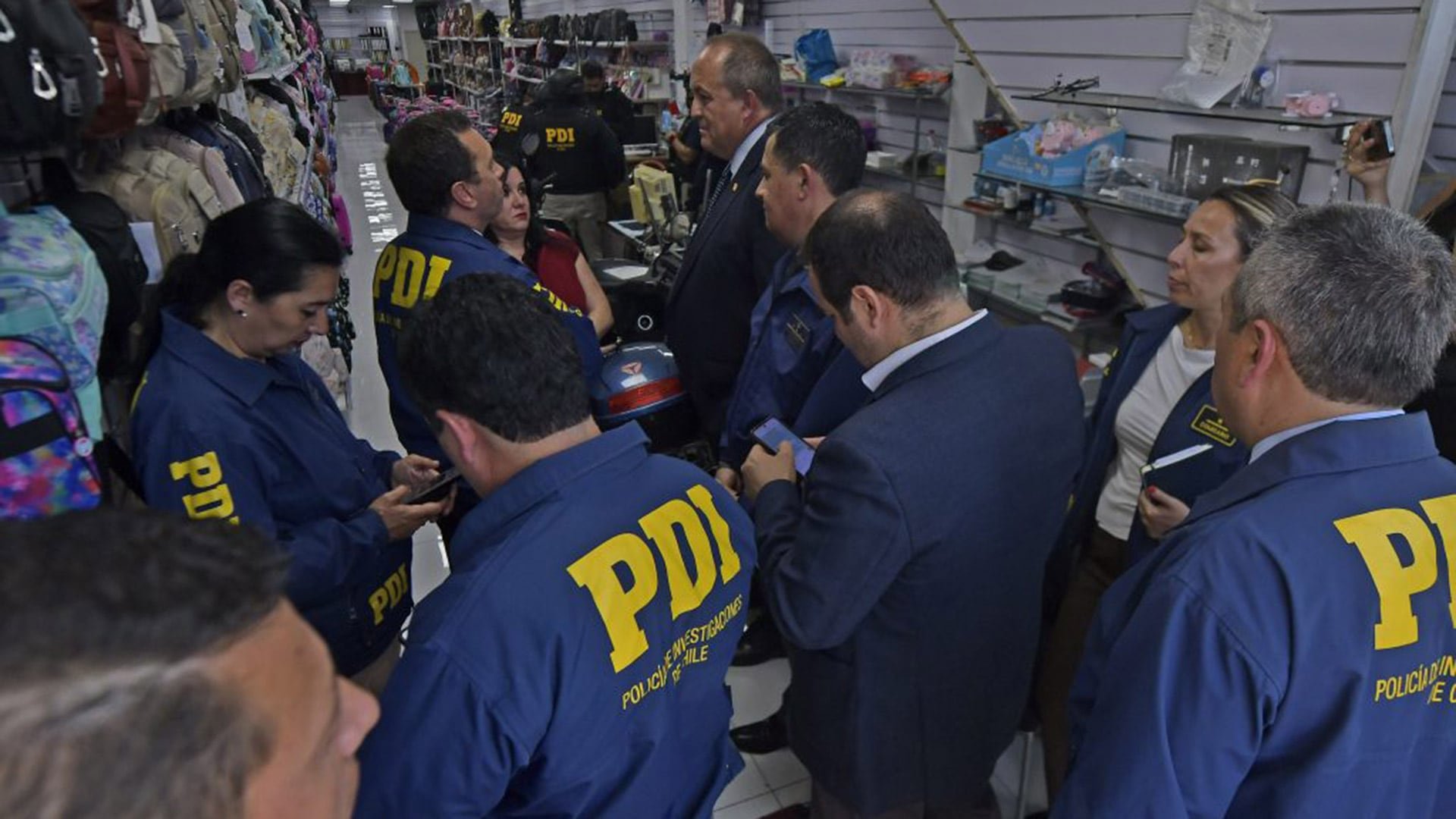 El Fiscal Nacional, Ángel Valencia, recorre uno de los locales de esta banda ubicado en la Zofri de Iquique. 