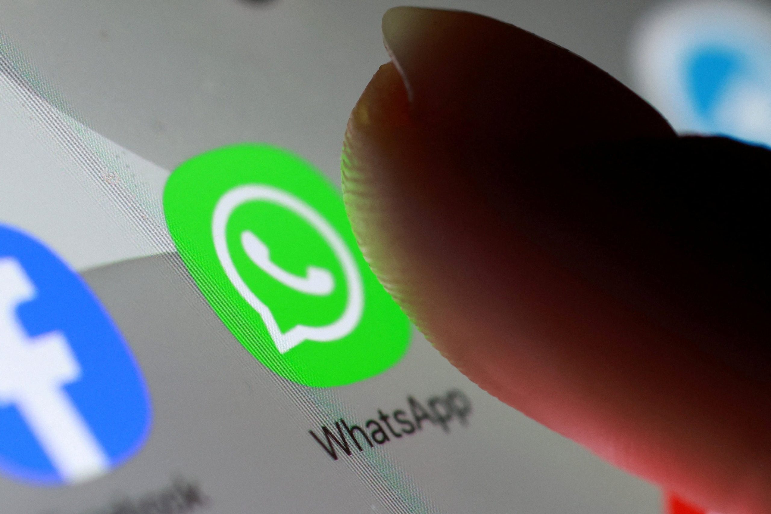 WhatsApp utiliza Meta AI solo cuando se activa el chatbot, mientras las conversaciones privadas mantienen cifrado de extremo a extremo. (Reuters)