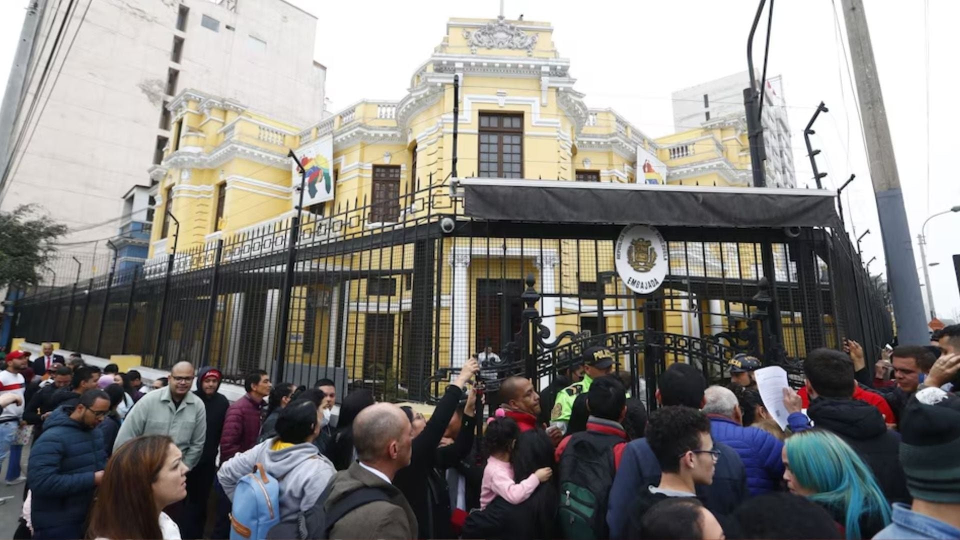 En Facebook, los grupos comunitarios reflejaron la emoción colectiva, con mensajes de quienes esperan reencontrarse con sus familias y transmisiones en vivo mostrando la celebración en la embajada y en hogares venezolanos - Créditos: Infobae.