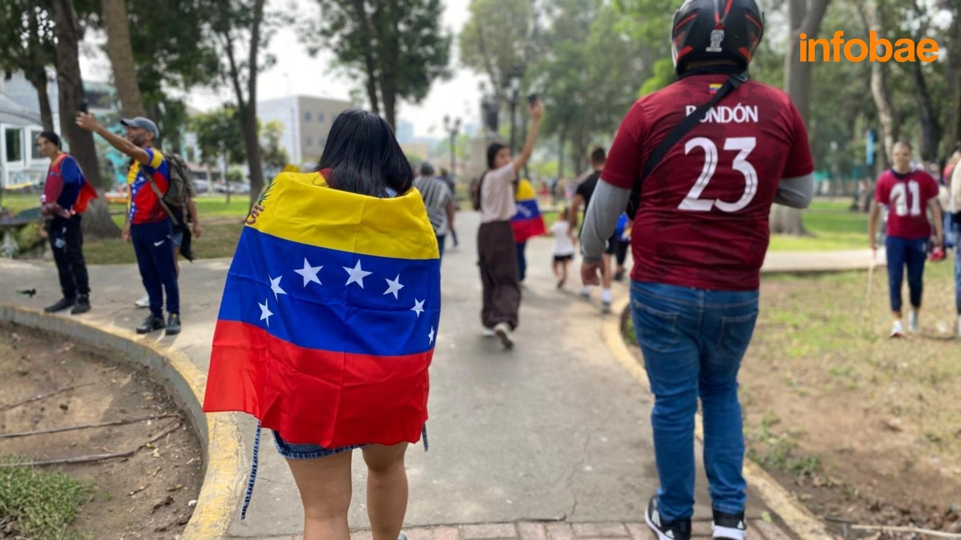 La comunidad venezolana en Perú tomó las calles cercanas a la Embajada de Venezuela en Lima para celebrar la caída de Nicolás Maduro. - Crédito: Infobae / Clara Giraldo