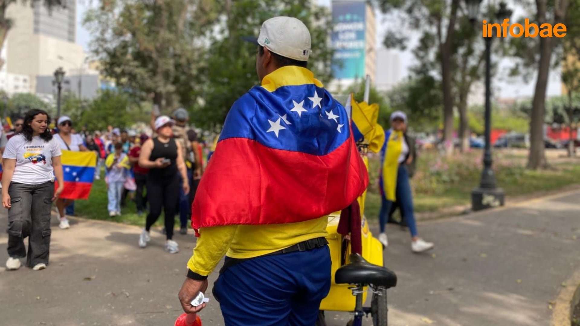 La comunidad venezolana en Perú tomó las calles cercanas a la Embajada de Venezuela en Lima para celebrar la caída de Nicolás Maduro. - Crédito: Infobae / Clara Giraldo