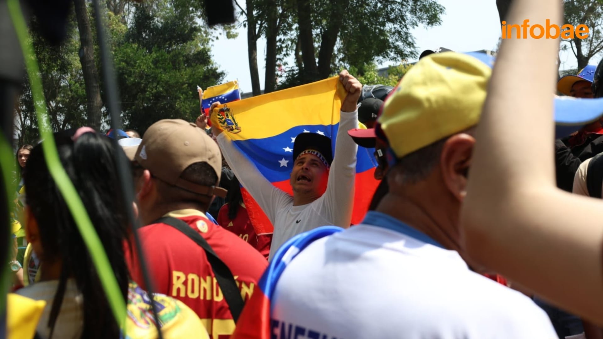 Venezolanos toman las calles de Lima para celebrar la caída de Nicolás Maduro. - Crédito: Infobae / Carlos Díaz