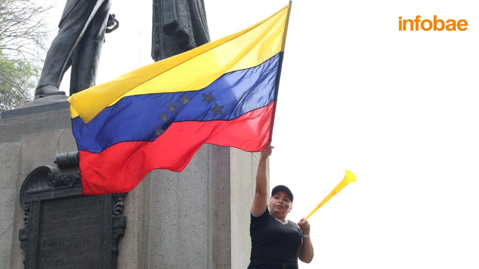 Venezolanos toman las calles de Lima para celebrar la caída de Nicolás Maduro. - Crédito: Infobae / Carlos Díaz