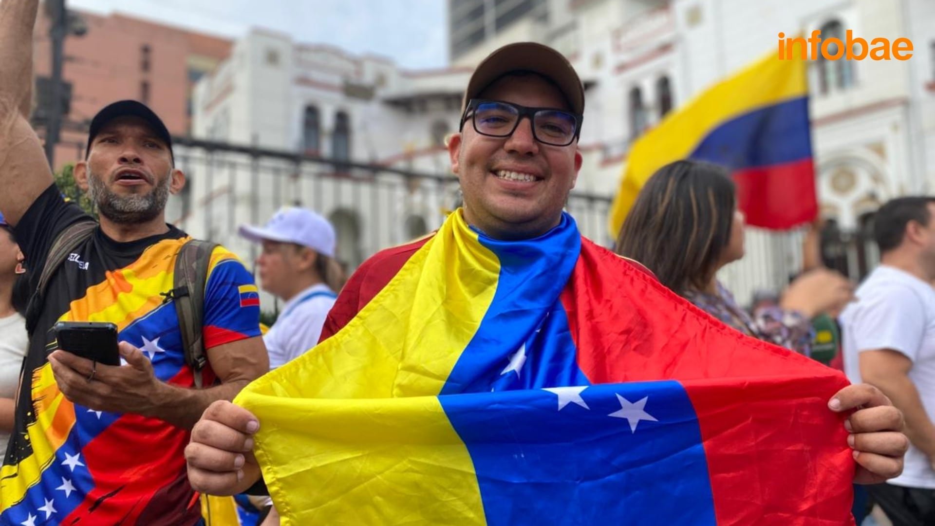 “Extraño mi bandera, extraño mi país, pero hoy siento alegría”, expresó César Torres durante la manifestación. - Crédito: Infobae / Clara Giraldo