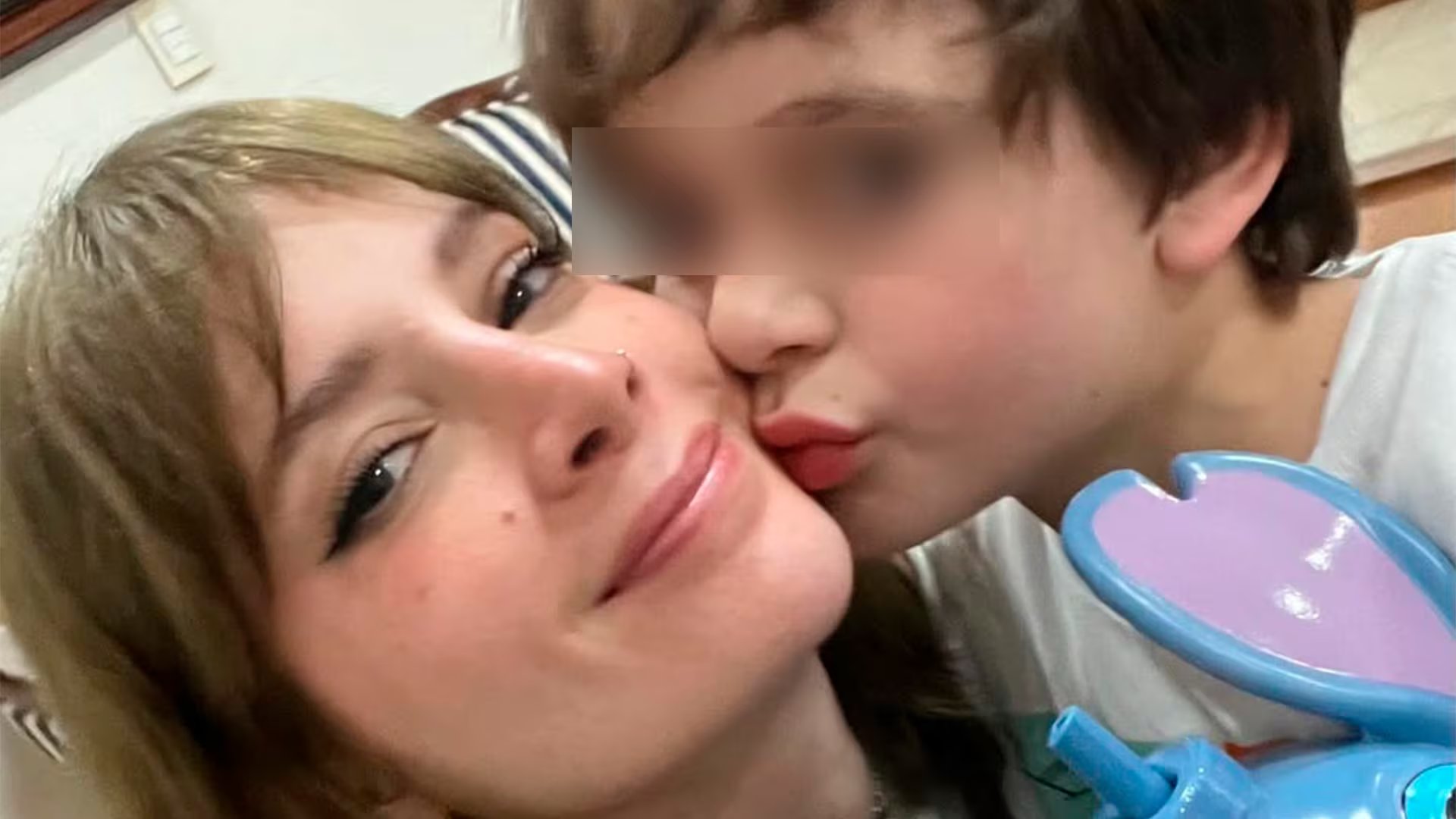 Imelda Tuñón junto a su hijo. (IG)