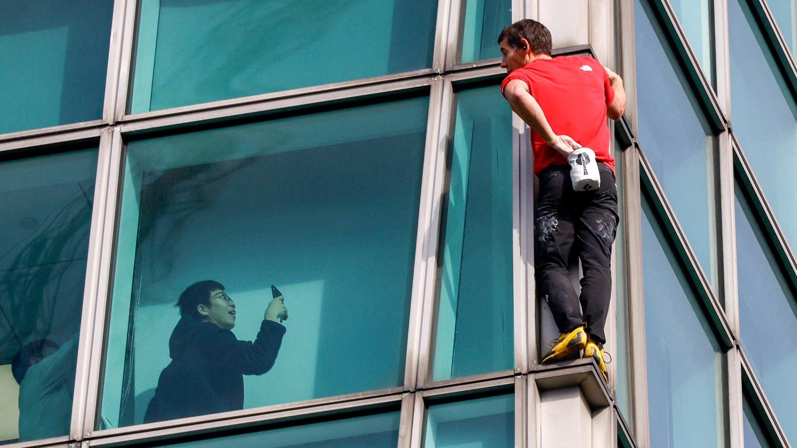 La hazaña de Honnold se transmitió en vivo por Netflix y acumula más de seis millones de visualizaciones. REUTERS/Ann Wang