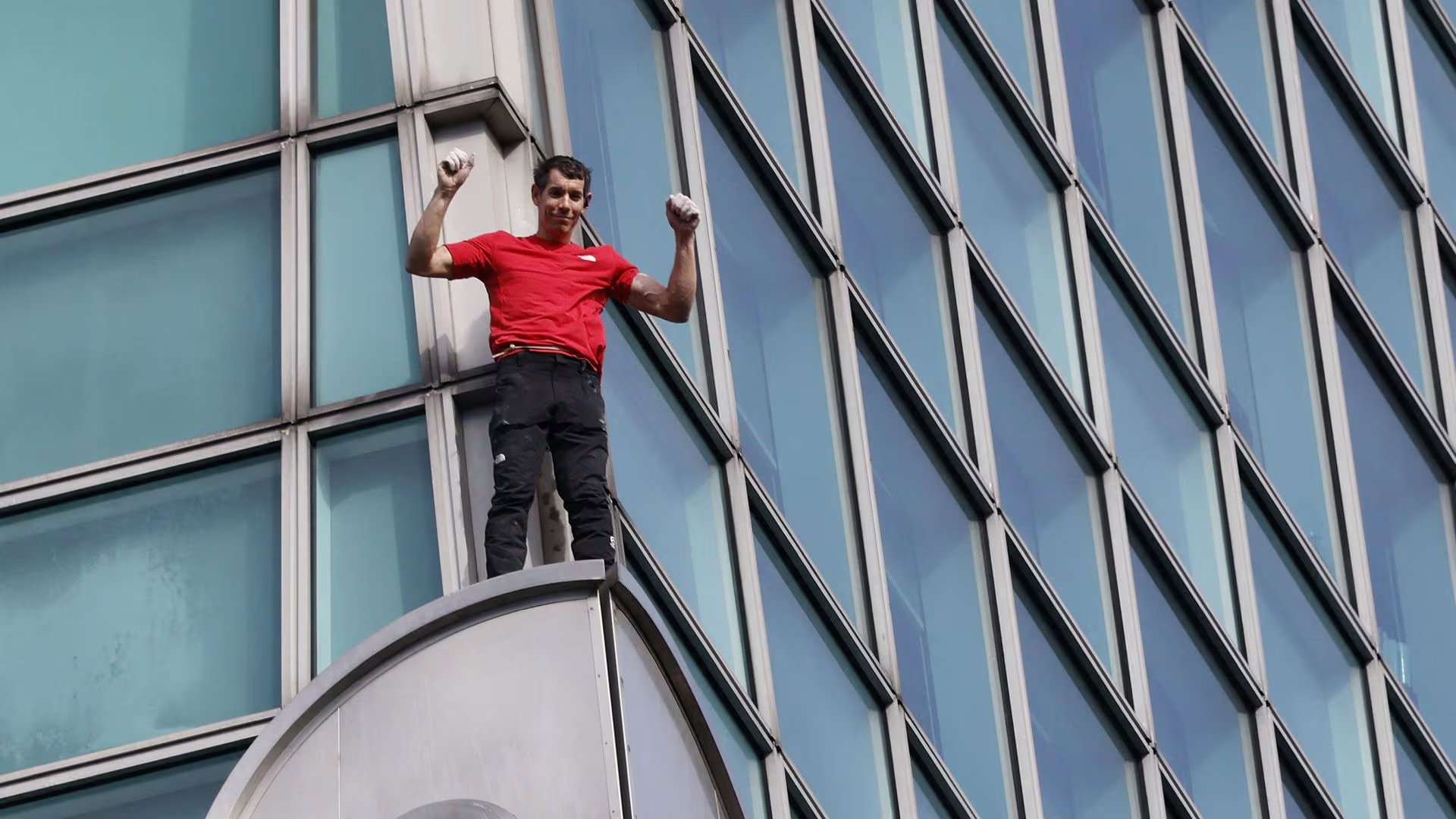 Netflix le habría pagado 500.000 dólares a Honnold por escalar este rascacielos. (REUTERS/Ann Wang)