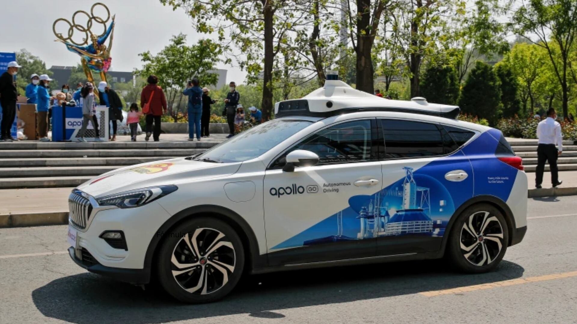 Los robotaxis dejarán de ser parte de una prueba piloto para empezar a operar en grandes ciudades. (Foto AP/Andy Wong, archivo)
