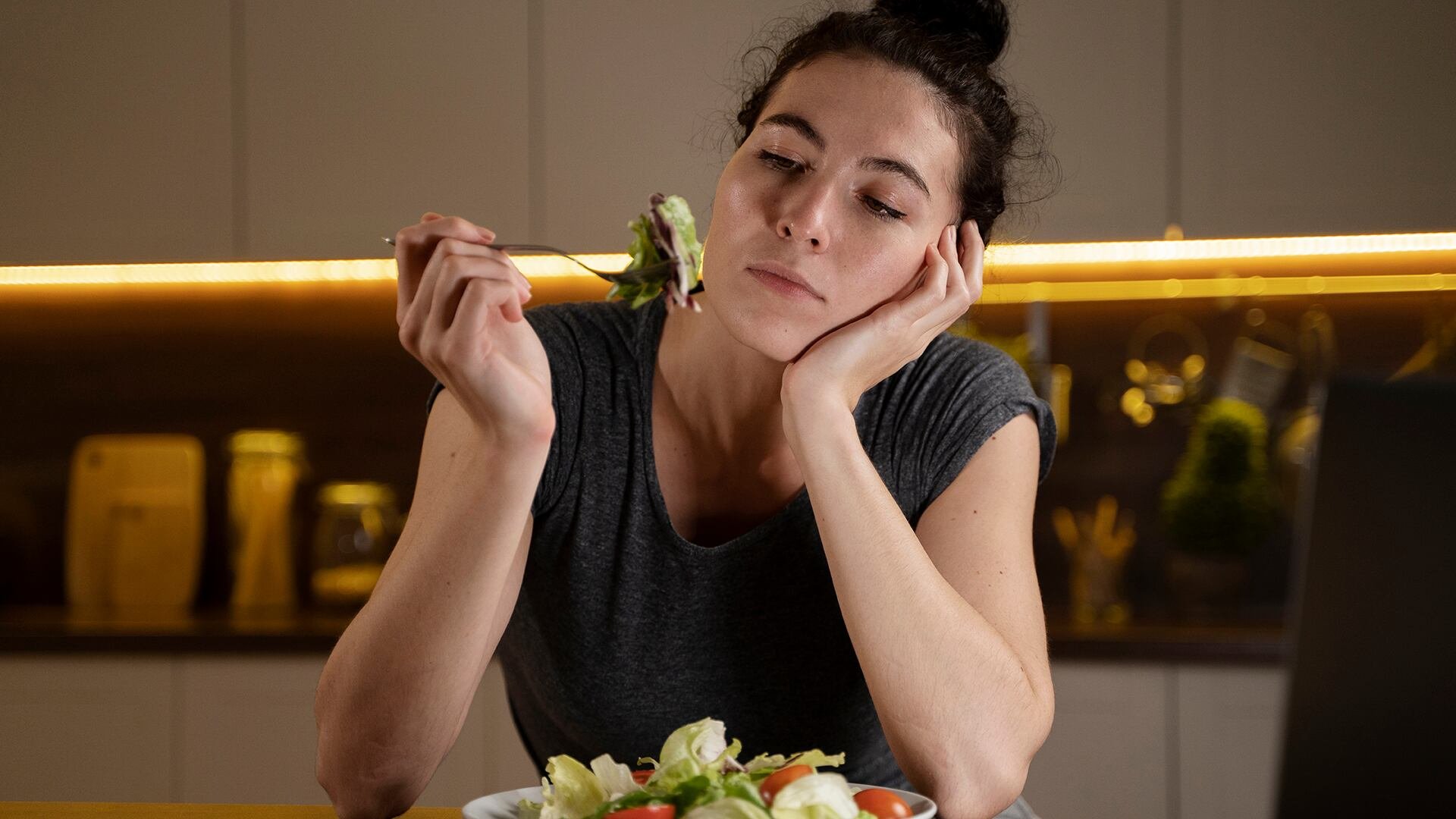 La práctica del ayuno intermitente puede reducir el estrés oxidativo, mejorar la agudeza mental y favorecer la depuración celular (Freepik)