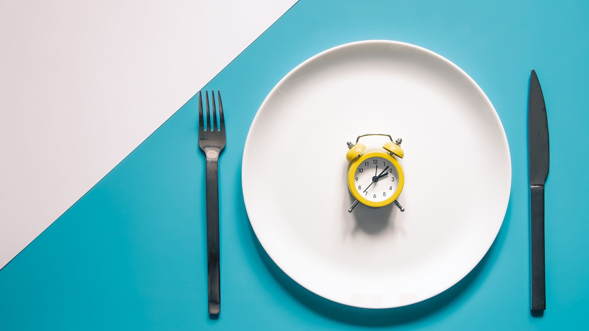 Entre los principales riesgos del ayuno intermitente está la confusión con restricciones calóricas extremas y posibles desórdenes alimenticios (Freepik)