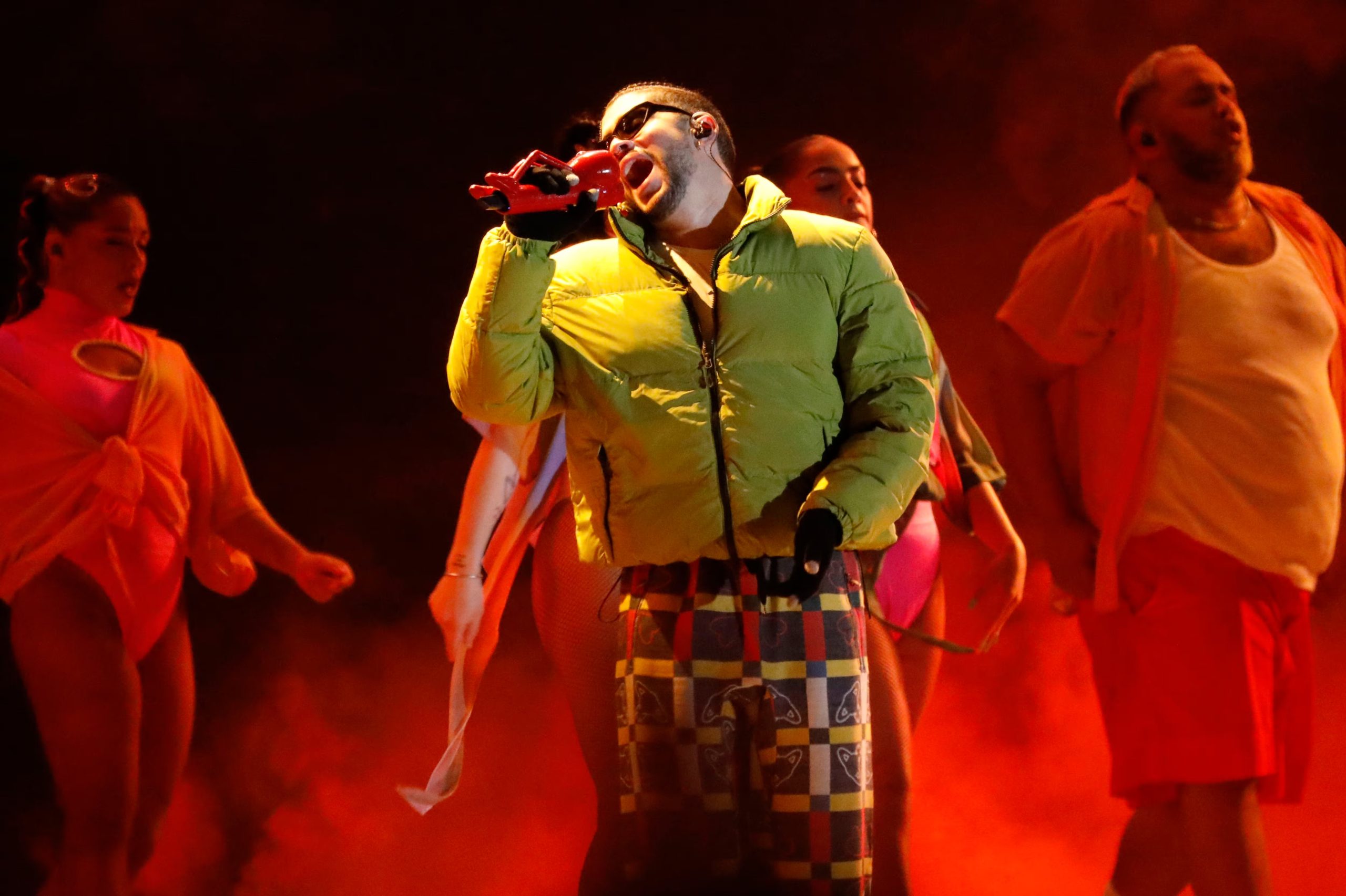 El gesto de la mujer con el primero de la fila incluyó un boleto para la zona más exclusiva frente al escenario de Bad Bunny en Medellín - crédito Carlos Ortega/EFE