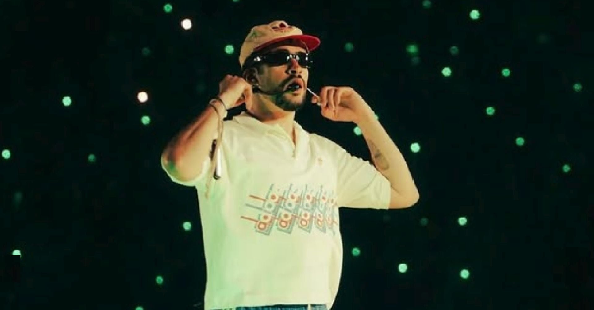 Cámaras y celulares capturaron los momentos en que el cantante llegó oculto entre caravanas, mientras fanáticos no perdieron detalle y esperan alguna señal del artista antes de sus esperados conciertos (Instagram)