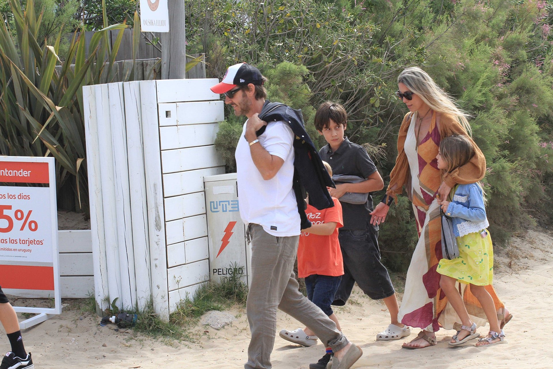 Las vacaciones de Benjamín Vicuña en Punta del Este marcaron un contraste con la conflictiva dinámica familiar e internacional del año anterior