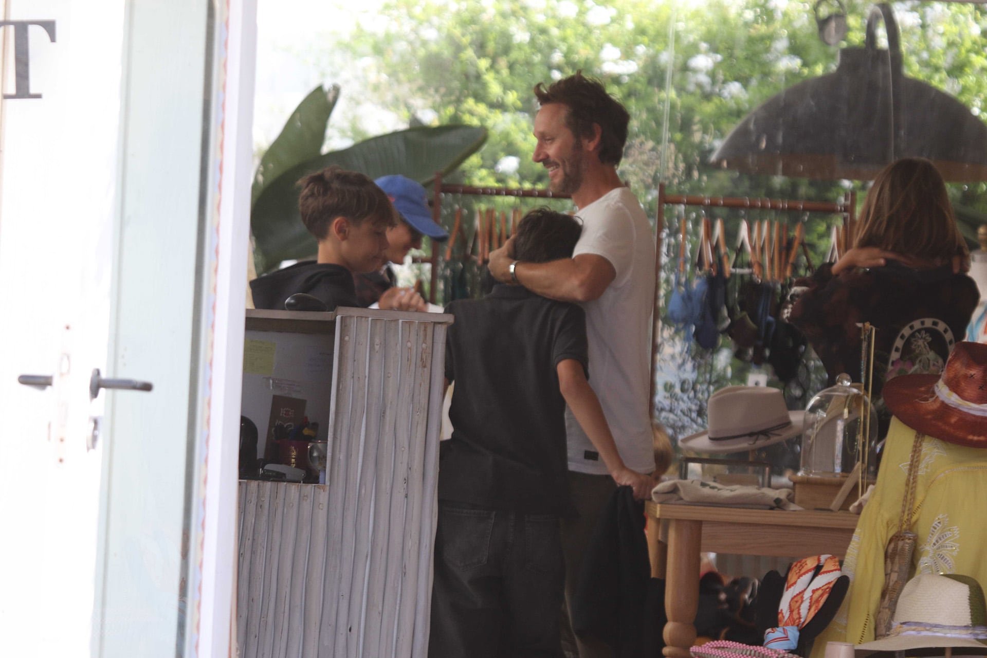 Las imágenes de Benjamín Vicuña en la playa retratan su faceta más relajada durante las vacaciones familiares en el balneario uruguayo