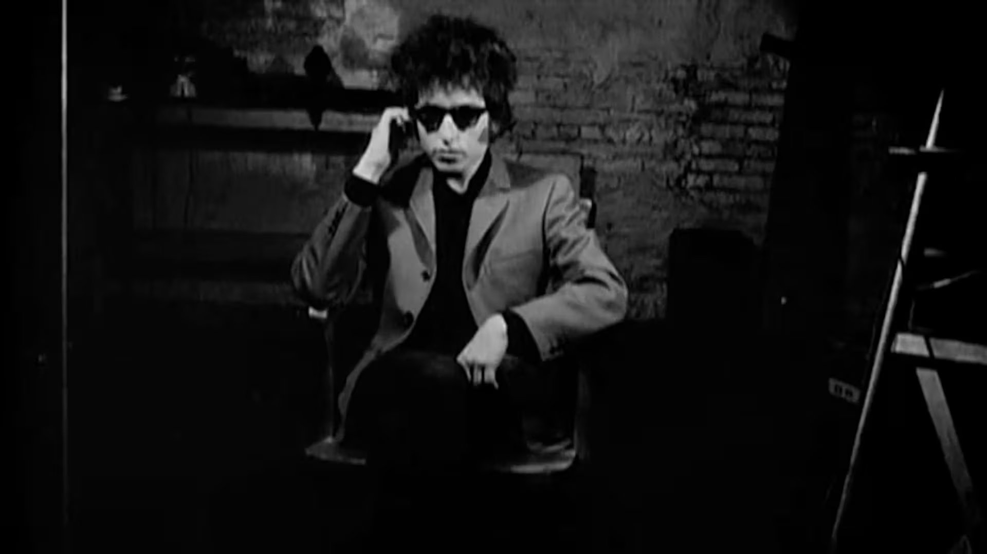 Para Dylan, el proceso creativo es incontrolable y la canción nace de una necesidad que encuentra su núcleo casi por milagro.