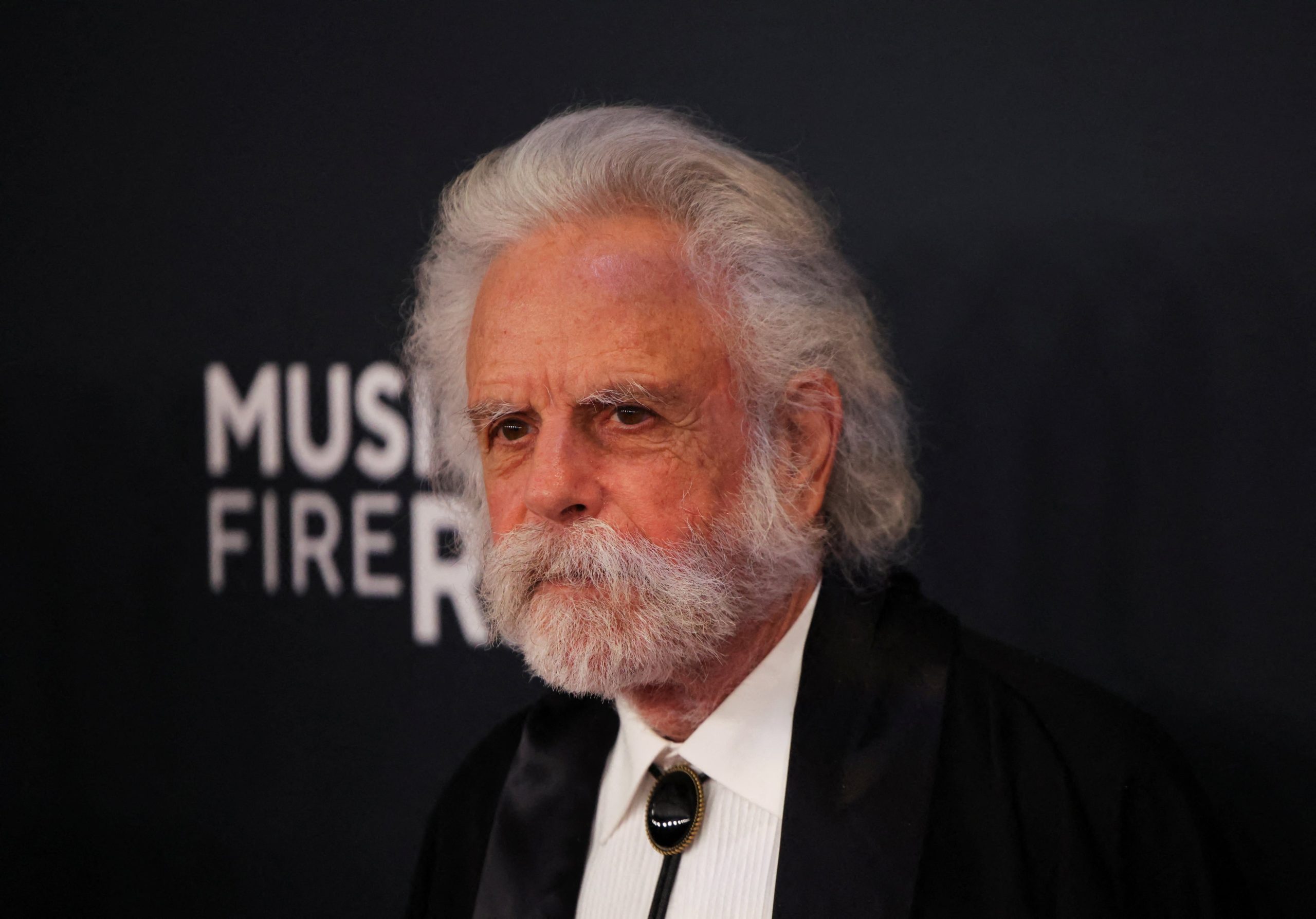 Bob Weir en una de sus últimas apariciones públicas, durante la entrega de los Grammy en Los Angeles, California, el 2 de febrero de 2025 (Foto: archivo REUTERS/Daniel Cole)