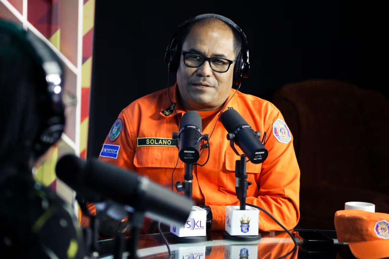 El director Baltazar Solano adviertió que las ráfagas de viento, de hasta 55 km/h, facilitan la propagación del fuego y caídas de árboles. (Foto: @BomberosSV)