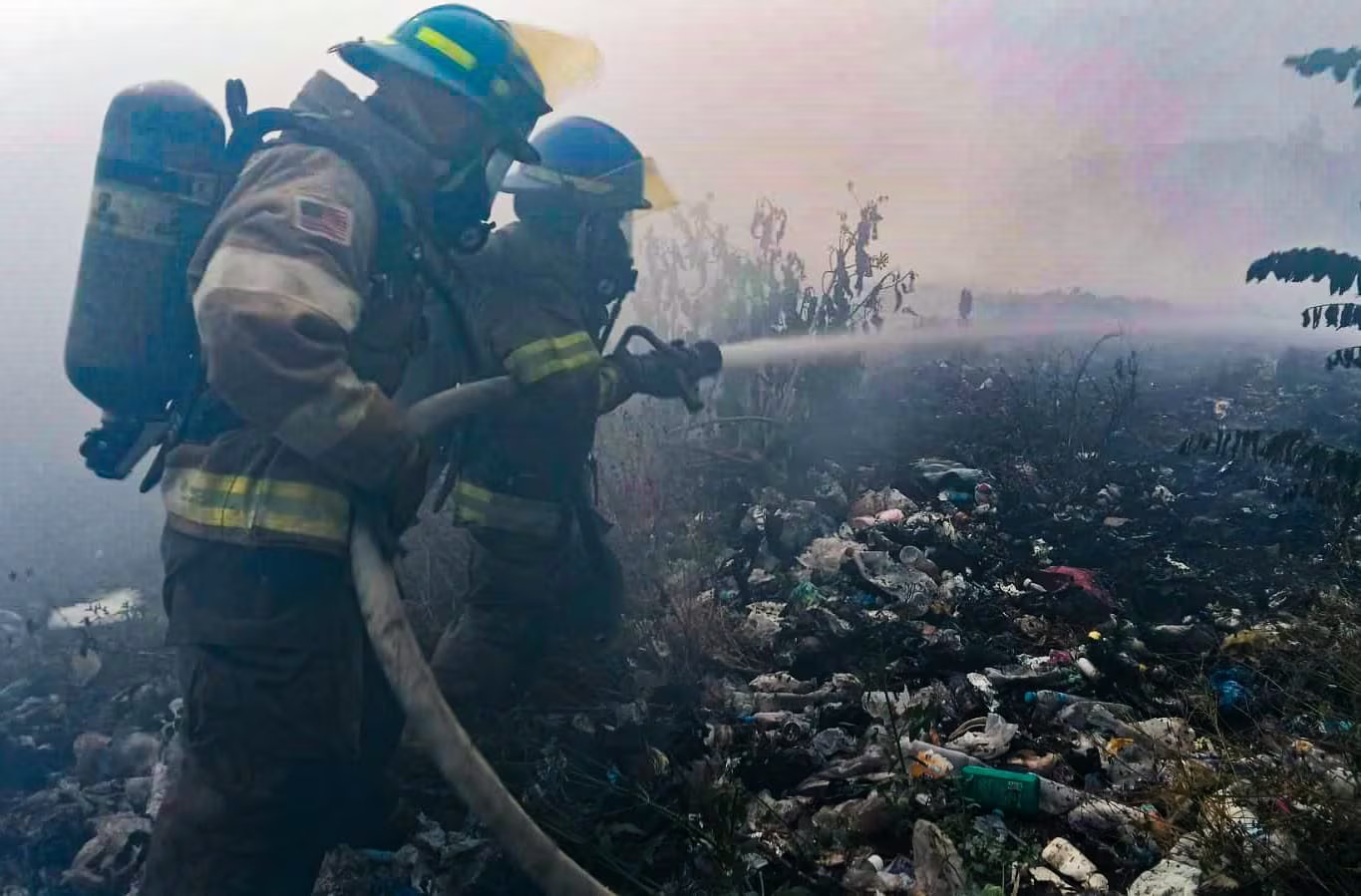 Protección Civil recomienda conducir con precaución en zonas altas, debido a la incidencia de vientos y riesgos de emergencias viales. (@BomberosSV)