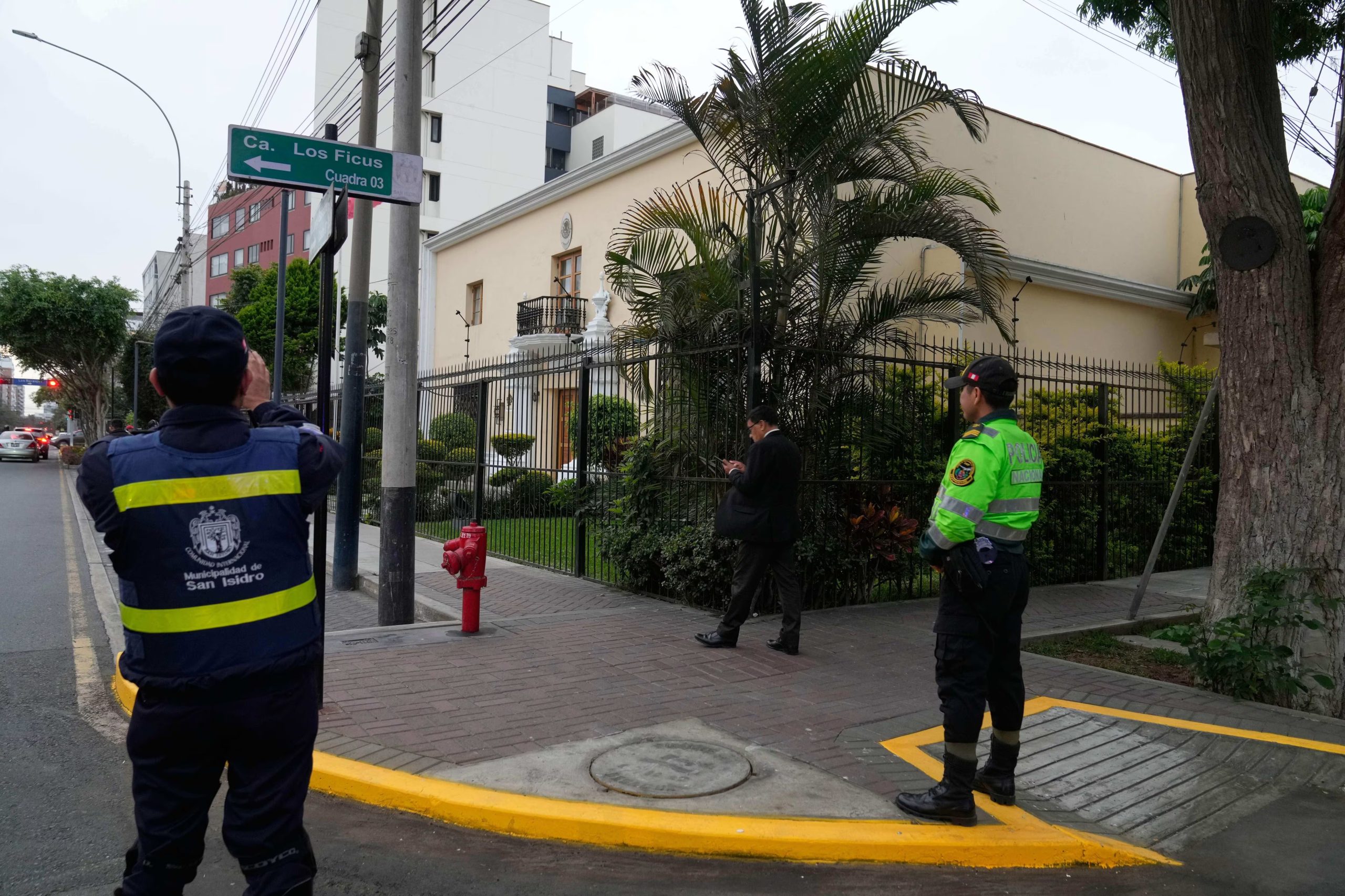 Un agente de policía monta guardia frente a la embajada de México después de que la ex primera ministra peruana Betsy Chávez ingresara solicitando asilo, en Lima, Perú, el lunes 3 de noviembre de 2025. (Foto AP/Martín Mejía)
