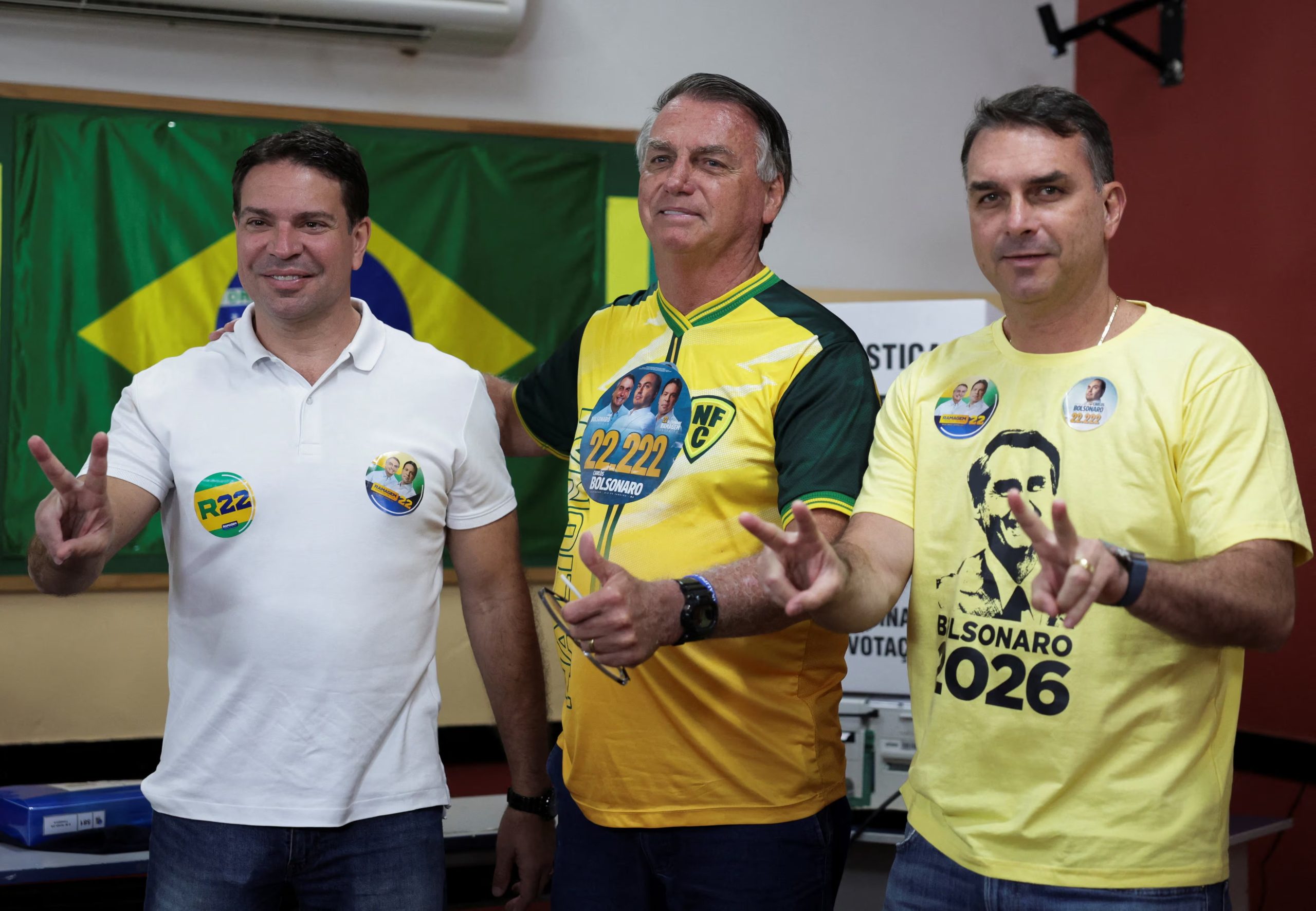Alexandre Ramagem, Jair Bolsonaro y Flavio Bolsonaro, en 2024 (REUTERS/Ricardo Moraes)