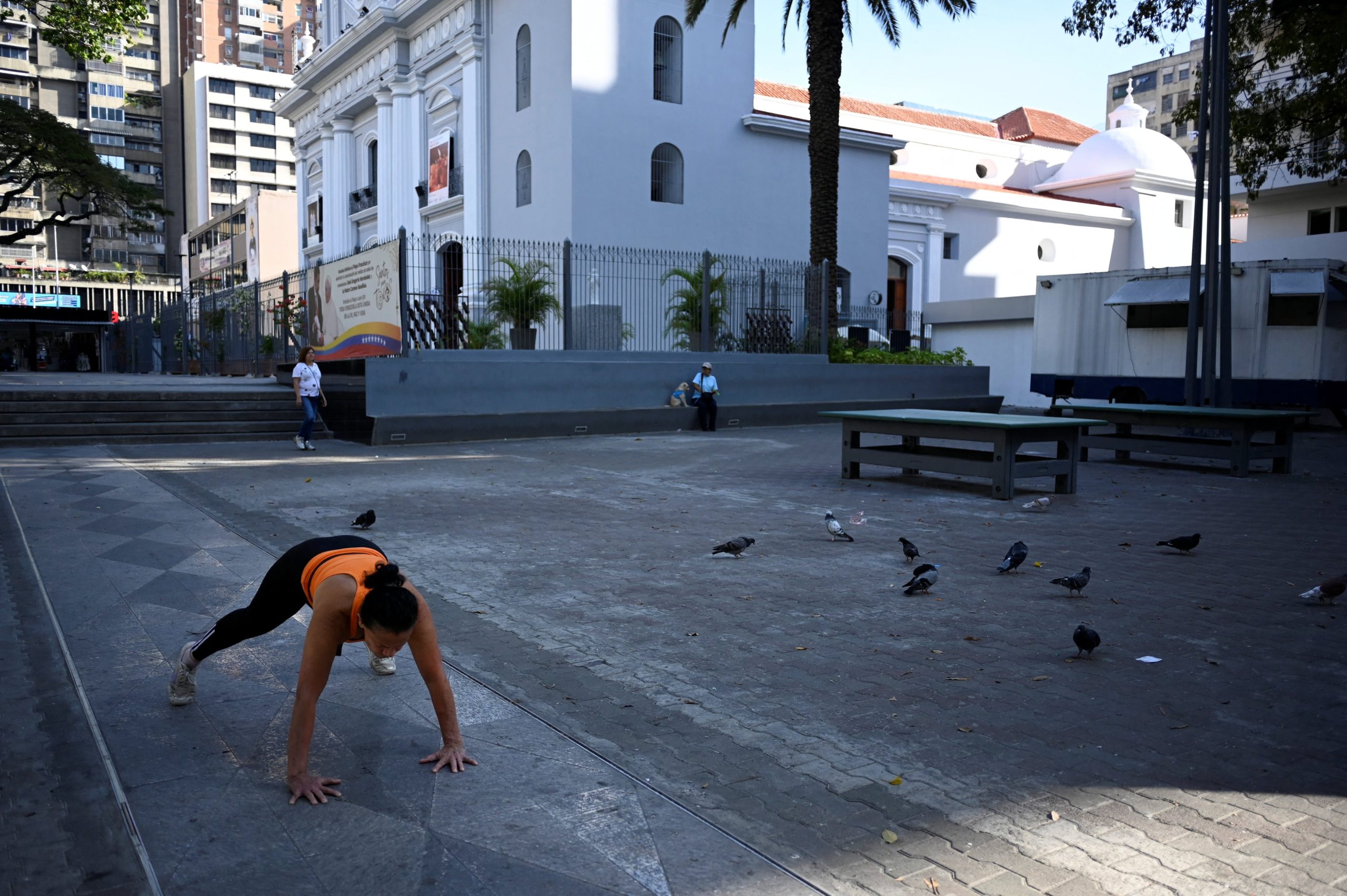 Ciudadanos intentaron retomar rutinas pese al clima de inseguridad (Reuters)
