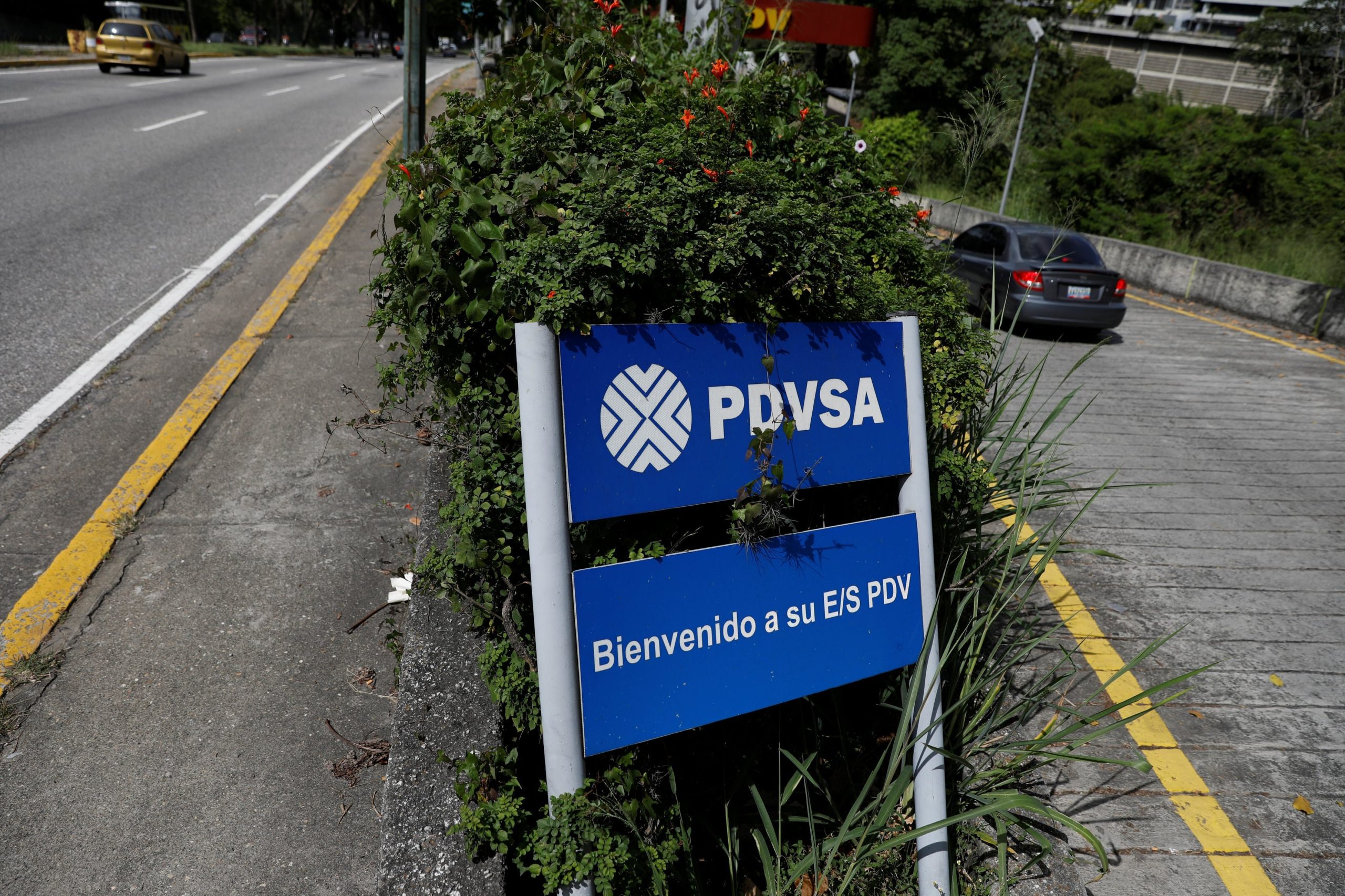FOTO DE ARCHIVO: Logotipo corporativo de la petrolera estatal PDVSA en una gasolinera en Caracas, Venezuela 16 de noviembre de 2017. REUTERS/Marco Bello