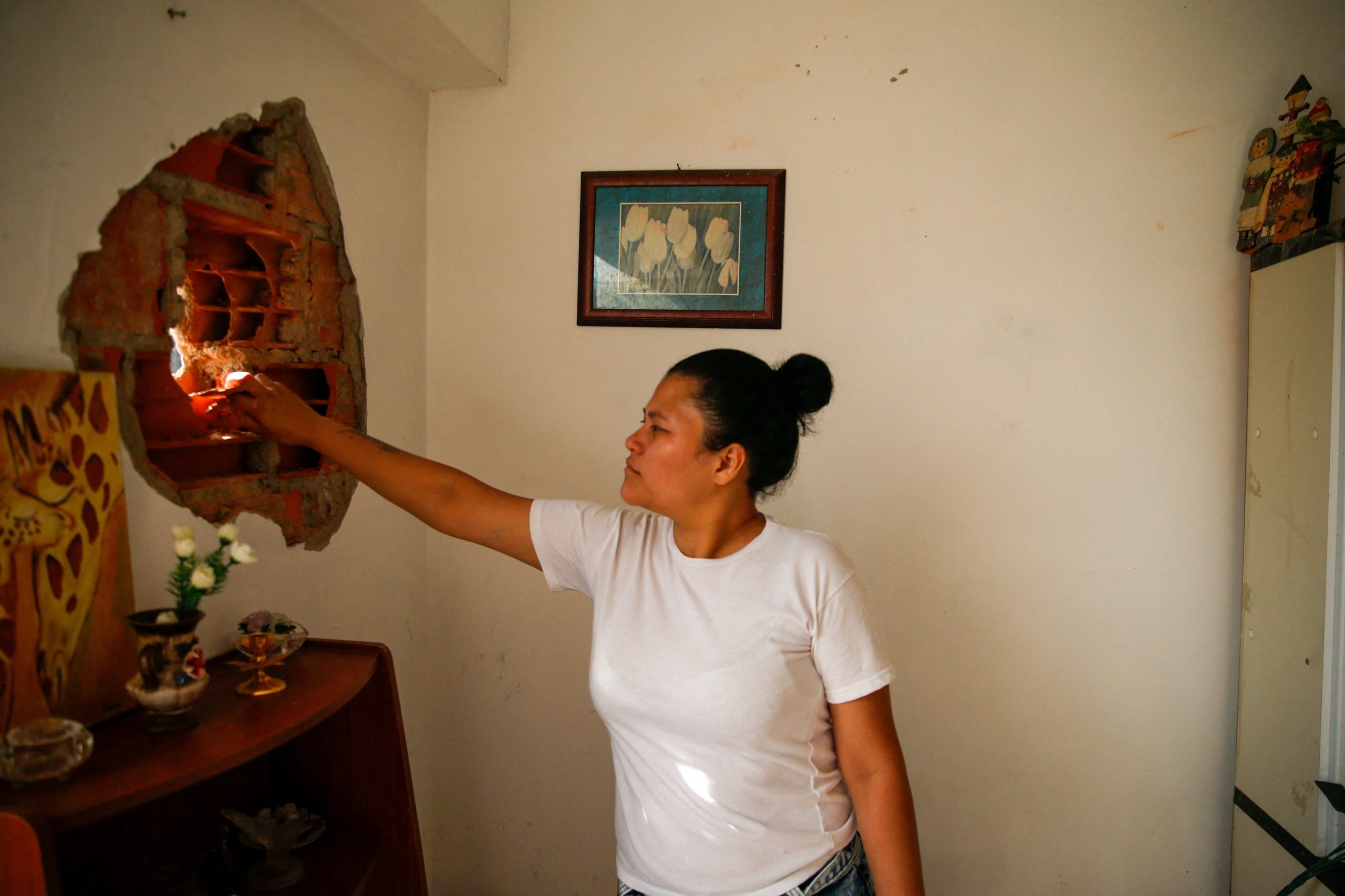 Una mujer muestra los daños en un edificio residencial, después de que Estados Unidos lanzara un ataque contra Venezuela, capturando a su presidente Nicolás Maduro y su esposa Cilia Flores, en Caracas, Venezuela 4 de enero 2026 (REUTERS/Leonardo Fernández Viloria)