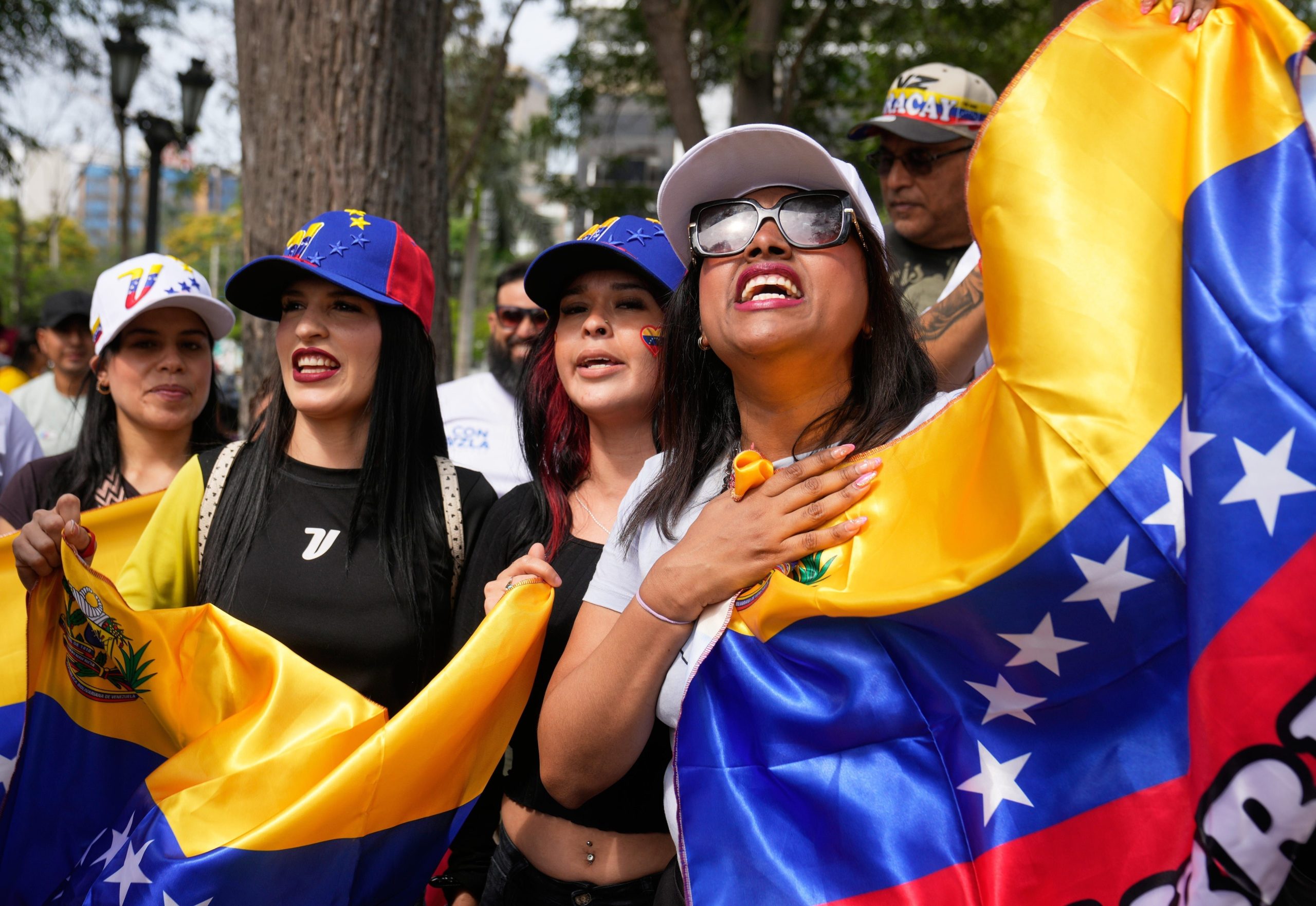 Venezolanos celebran el anuncio del presidente Donald Trump de que el mandatario de Venezuela, Nicolás Maduro, había sido capturado y trasladado fuera de su país, en Lima, Perú, el sábado 3 de enero de 2026. (AP Foto/Martin Mejia)